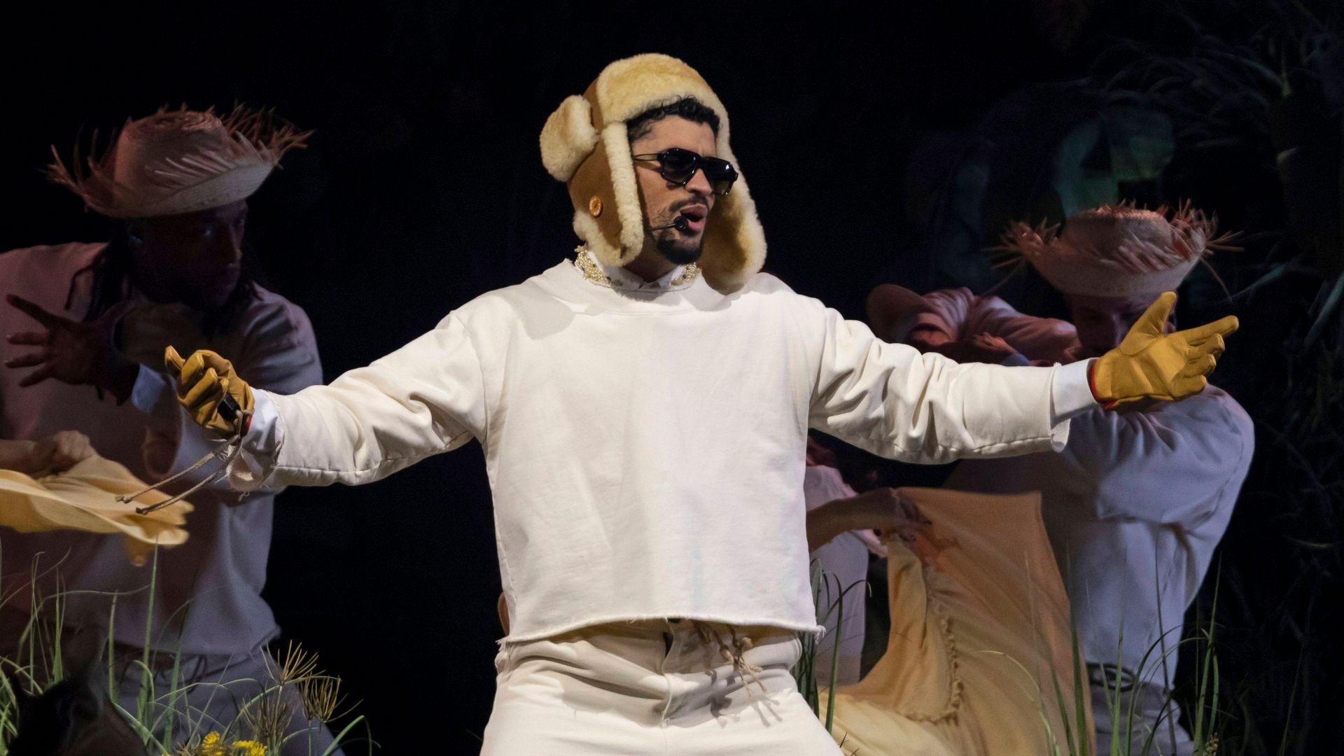 Bad Bunny actuando en uno de los conciertos de su gira