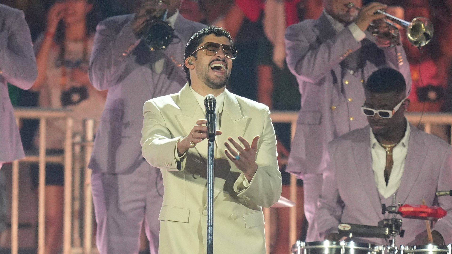 Bad Bunny actuando en uno de sus conciertos Bad Bunny actuando en uno de sus conciertos