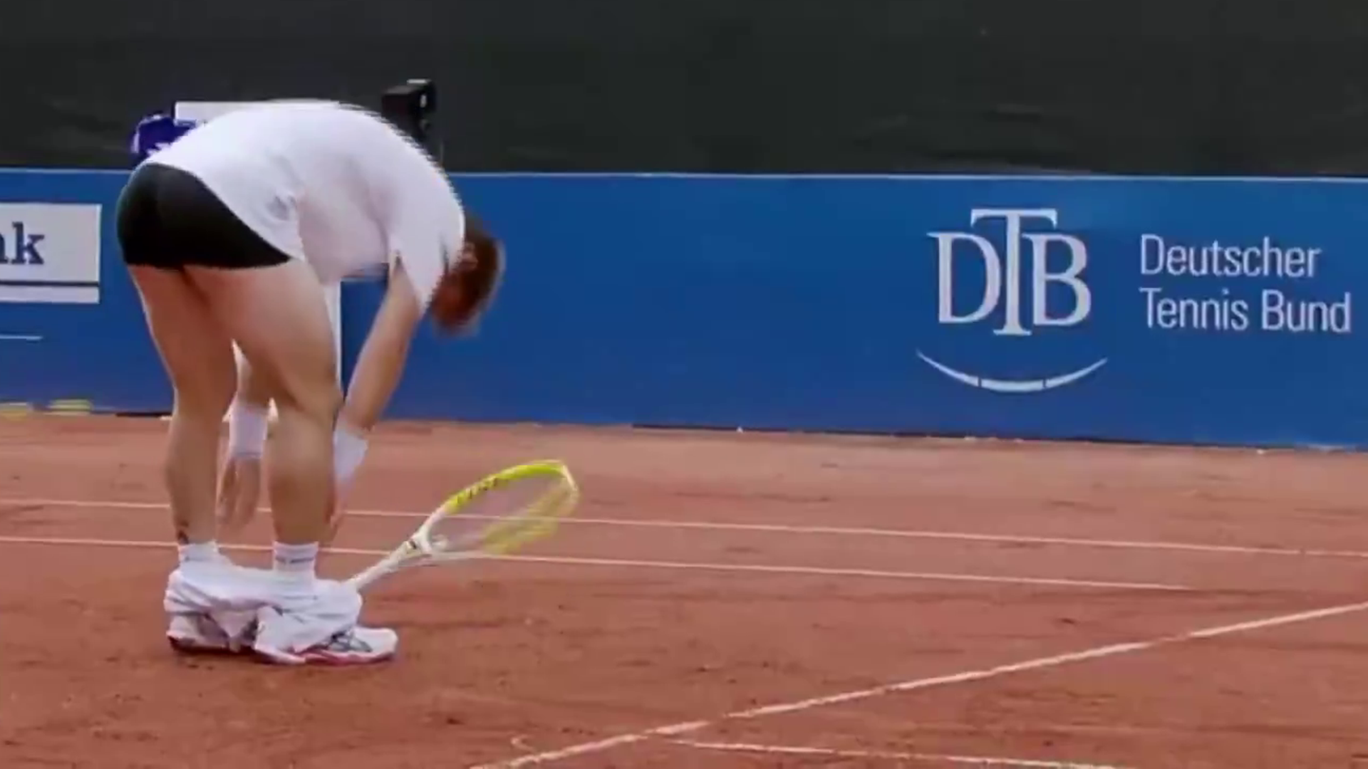 Corentin Moutet bajándose los pantalones