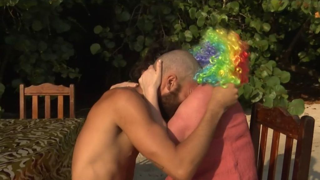 Darío protagoniza un lacrimógeno reencuentro con su madre tras raparse “como nunca” en la Mesa de las Tentaciones: "Hasta el fin del mundo"