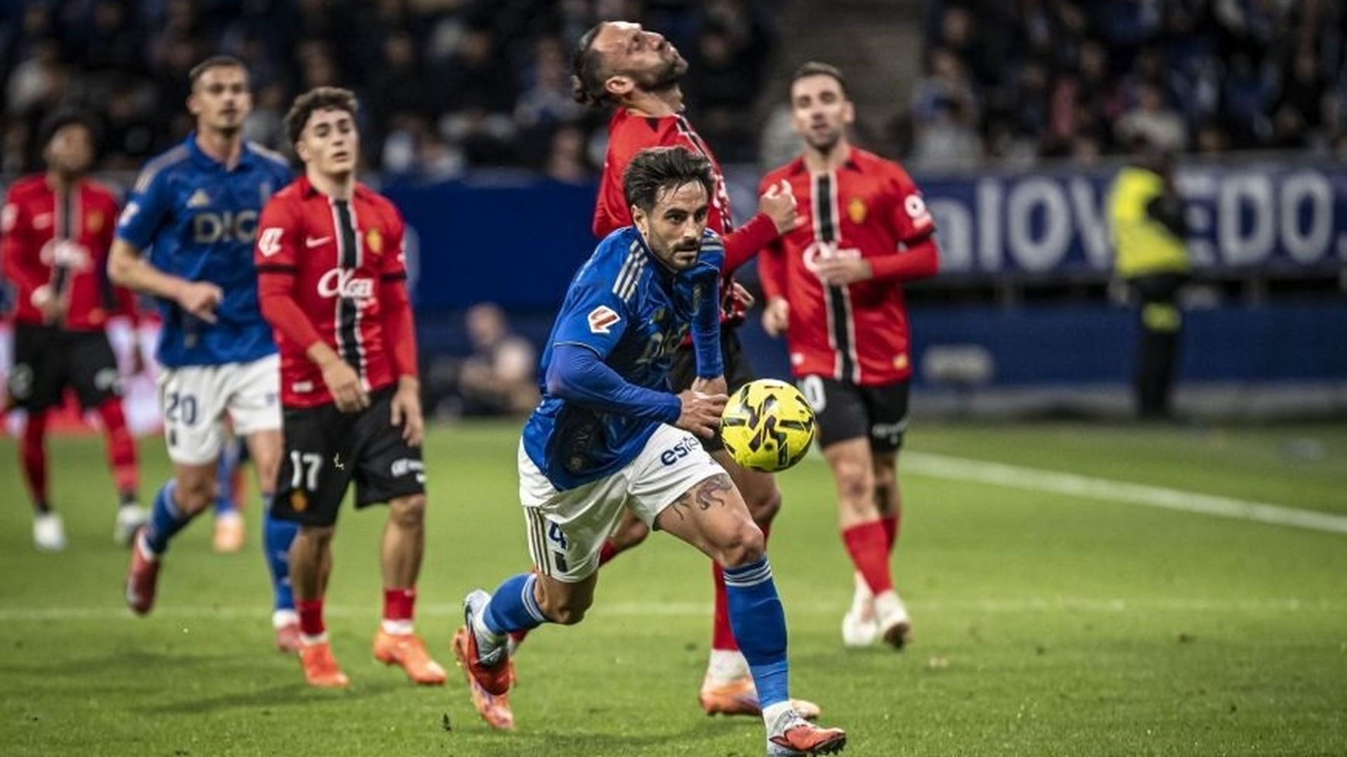 David Costas y Vedat Muriqi durante el Real Oviedo - Mallorca de la primera vuelta
