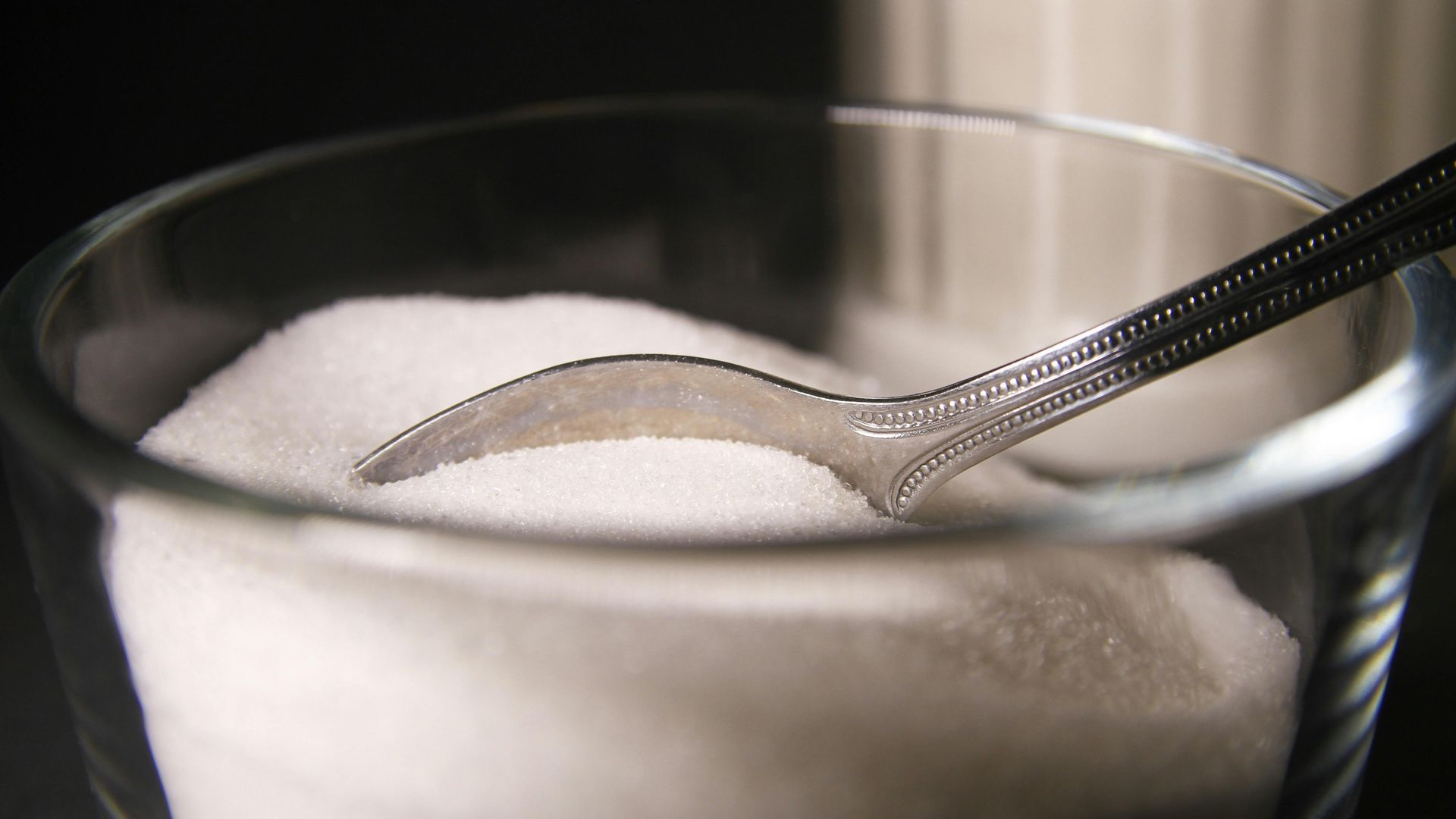 El azúcar es un edulcorante natural. El azúcar es un edulcorante natural.
