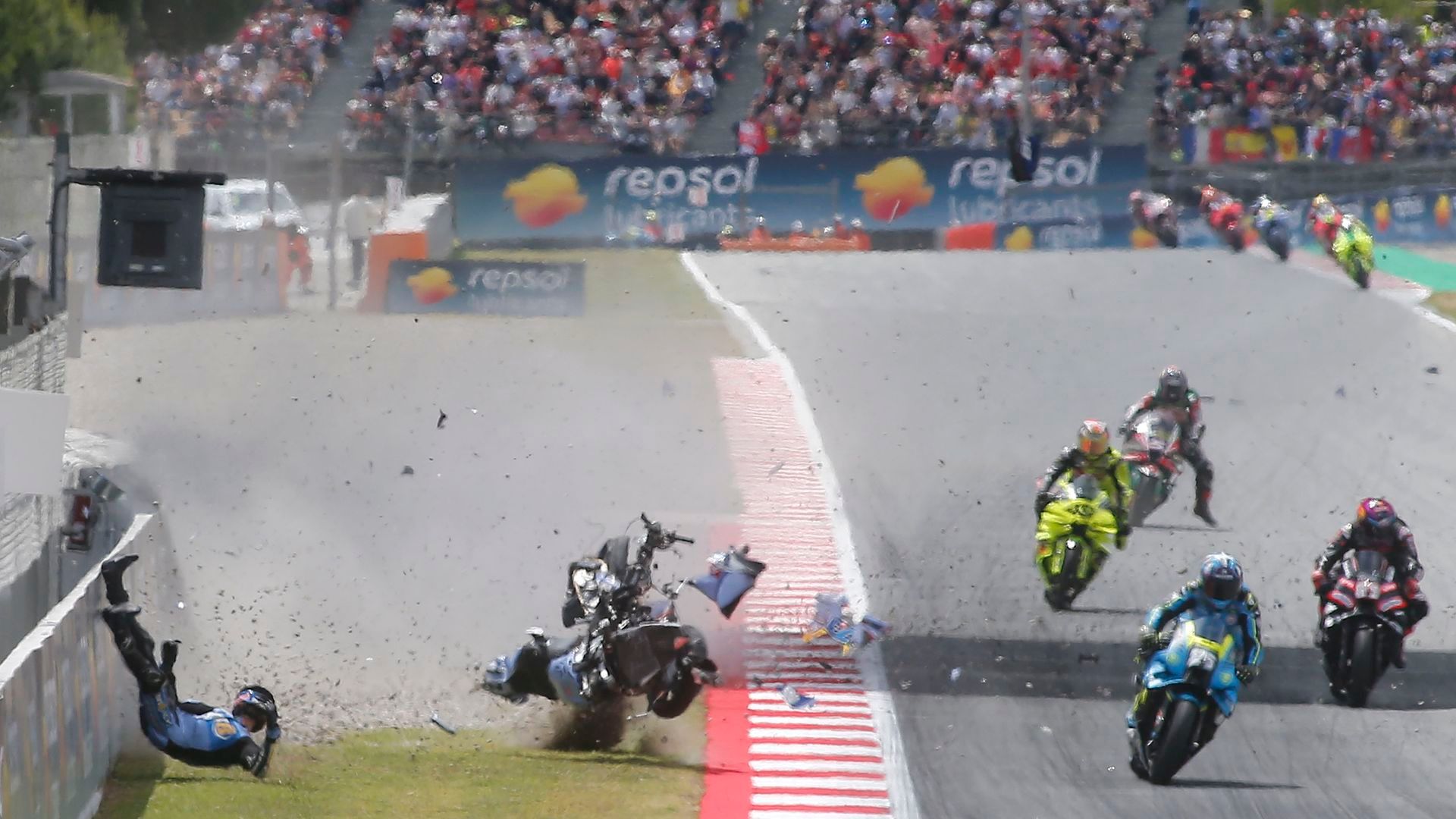 El momento del accidente de Álex Márquez en la pista de Montmeló