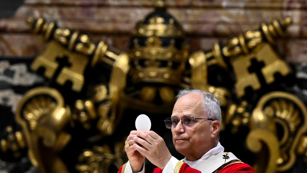 El papa León XIV, viral al protagonizar el famoso meme entre adolescentes: el gesto '6-7'