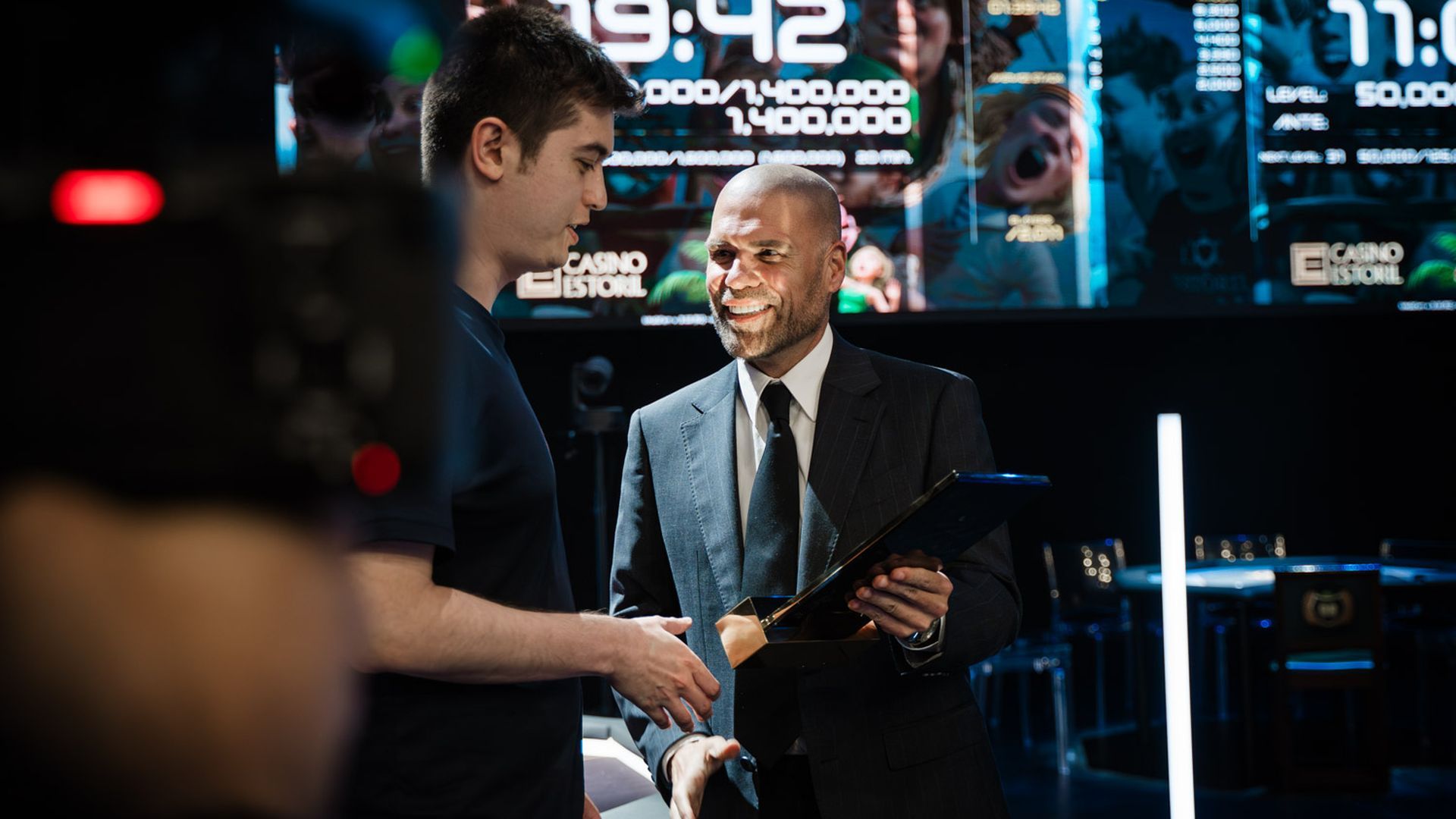 Hugues Mazerolle recibe el premio de manos del director del Casino