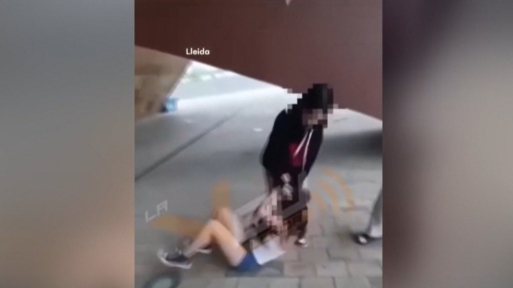 Identifican a una de las atacantes que participó en la brutal agresión a una menor en Lleida: todos los implicados son inimputables
