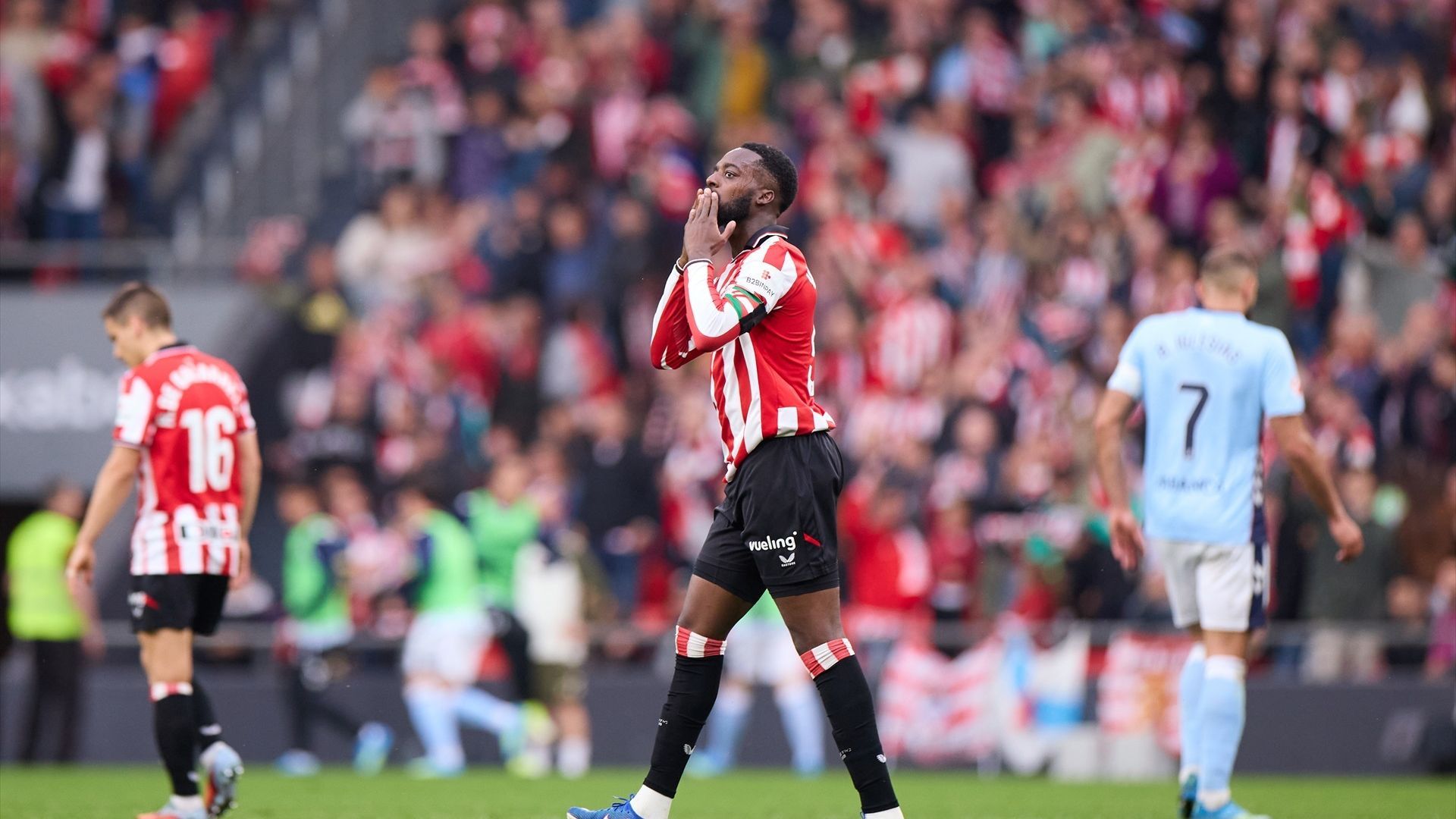 Iñaki Williams tira besos en San Mamés ante el Celta