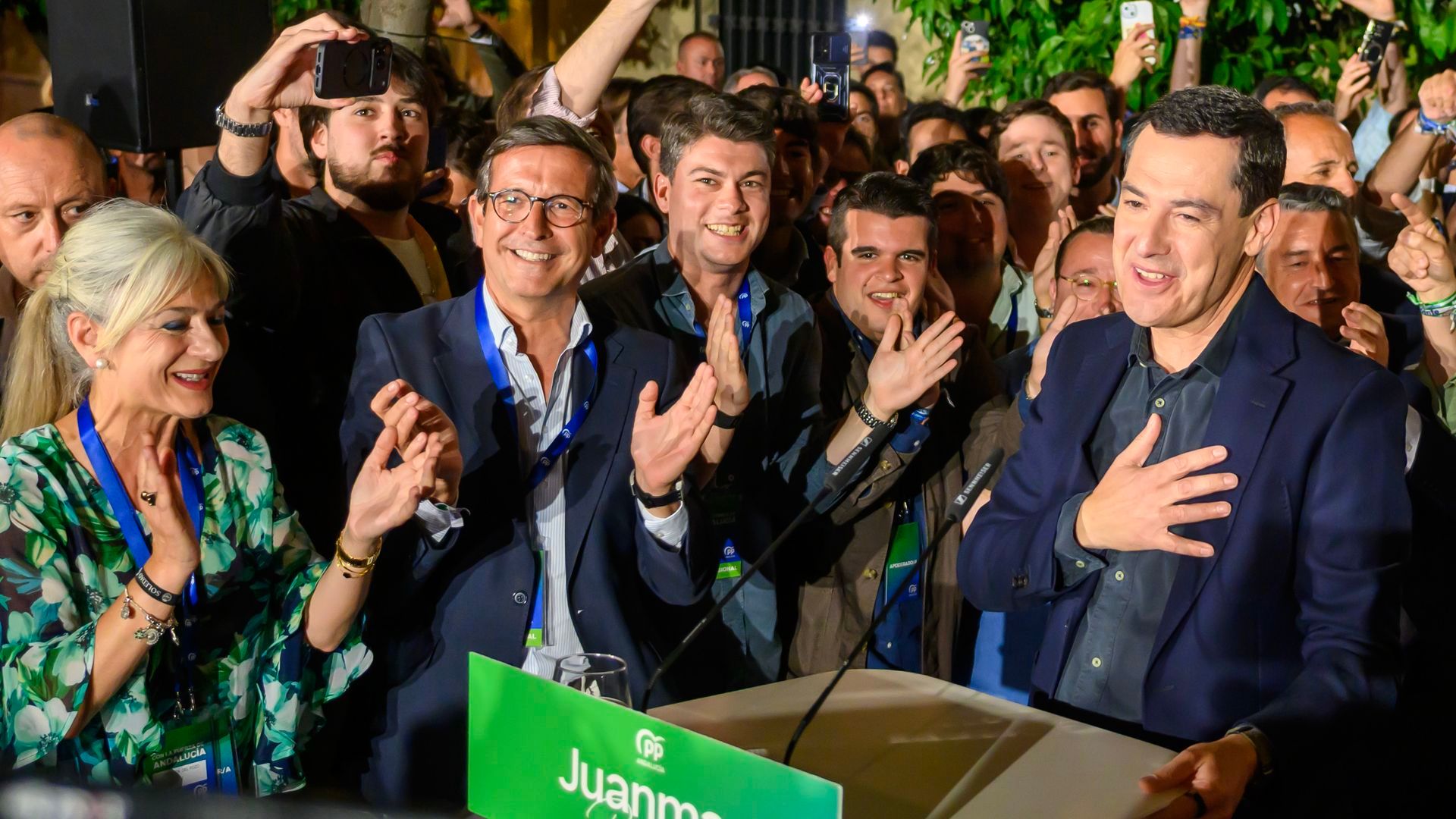 Juanma Moreno apuesta por un gobierno de PP "en solitario" y avisa a Vox: "No sería razonable la búsqueda del sillón" Juanma Moreno apuesta por un gobierno de PP "en solitario" y avisa a Vox: "No sería razonable la búsqueda del sillón"