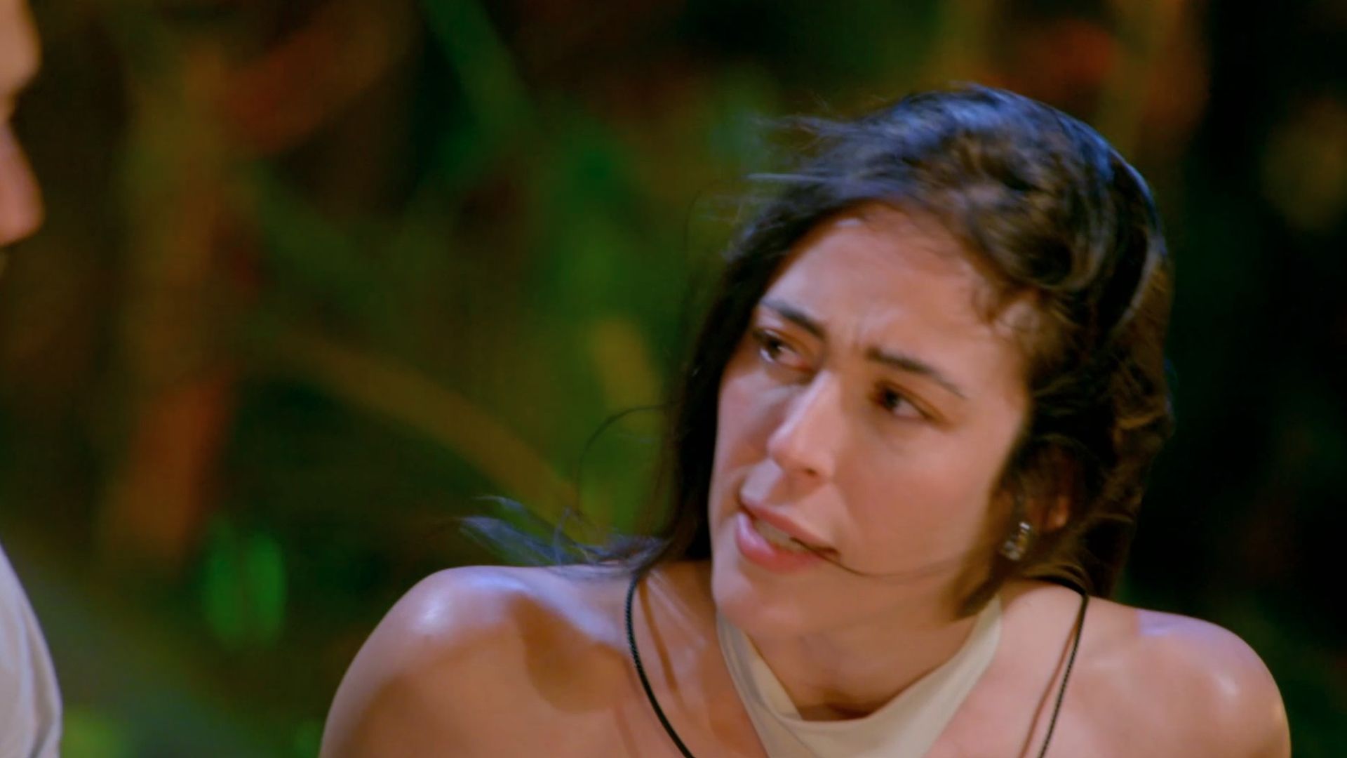 Julia le cuenta a Luis que decidió no ir a la última hoguera con las chicas: “Me puede todo aquí”