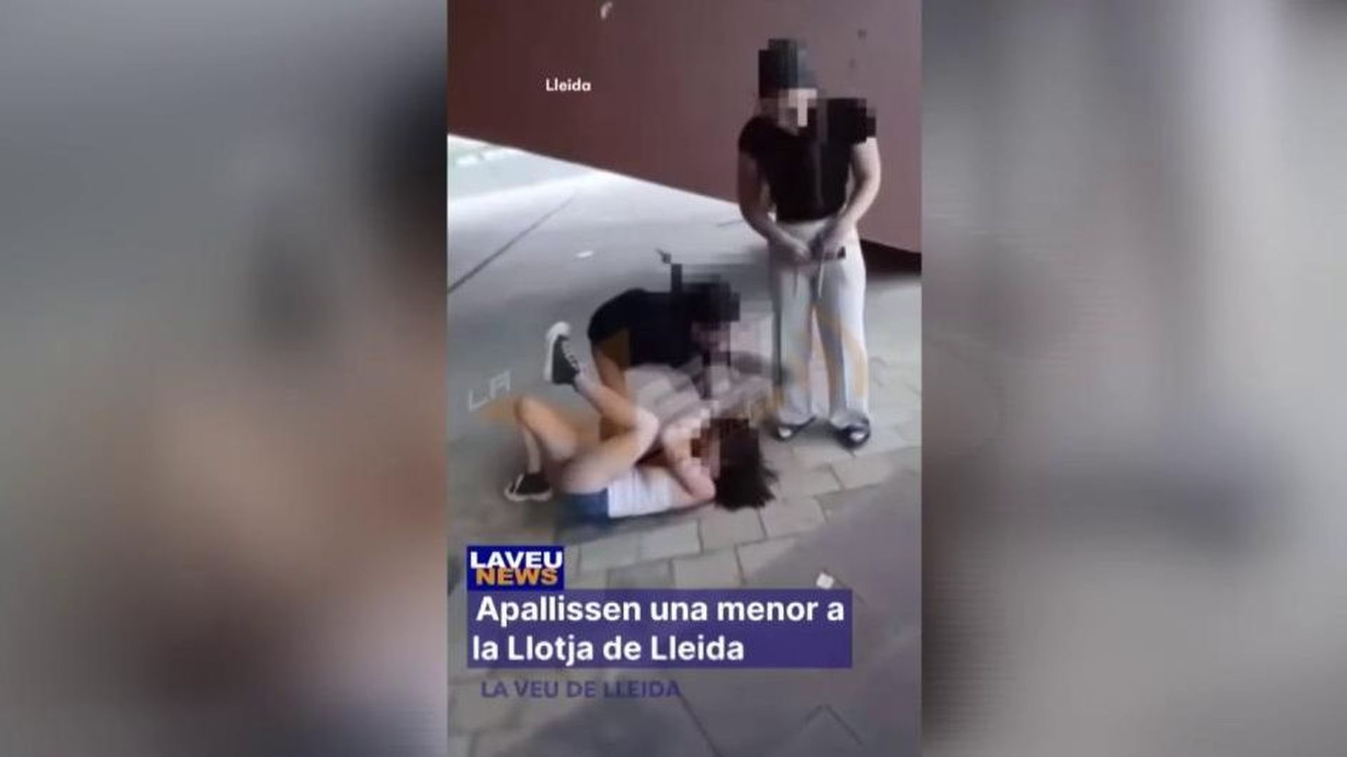 Las imágenes de la brutal paliza a una menor en Lleida grabada en vídeo y entre risas de las agresoras: "Métele patadas"