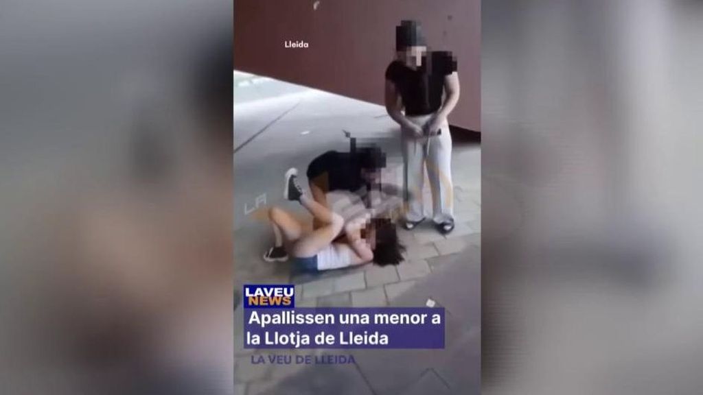 Las imágenes de la brutal paliza a una menor en Lleida grabada en vídeo y entre risas de las agresoras: "Métele patadas"