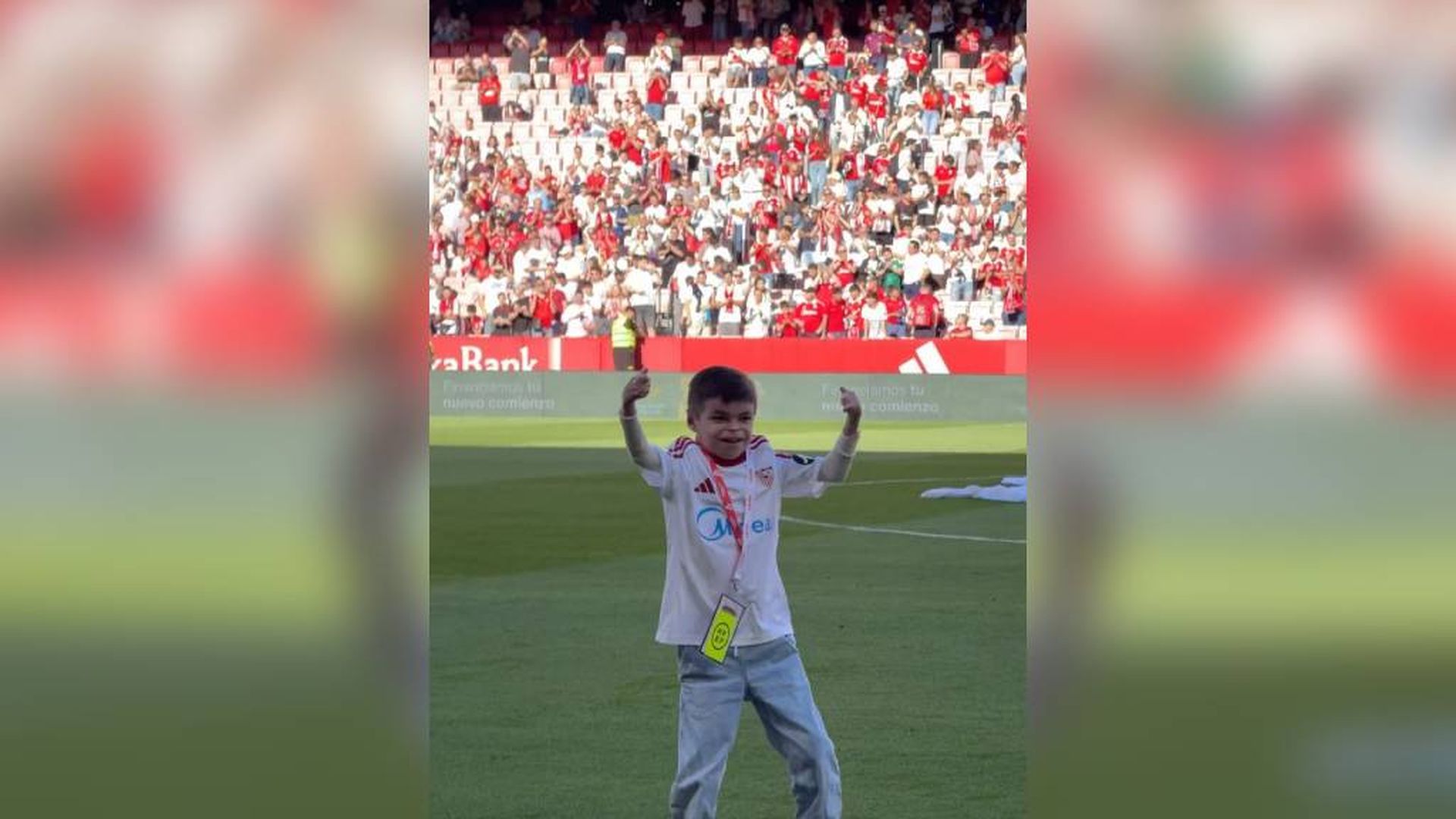 Leo, niño con piel de mariposa, recibe “el cariño de todo el sevillismo” en el último partido de la temporada del Sevilla en el Sánchez-Pizjuán Leo, niño con piel de mariposa, recibe “el cariño de todo el sevillismo” en el último partido de la temporada del Sevilla en el Sánchez-Pizjuán