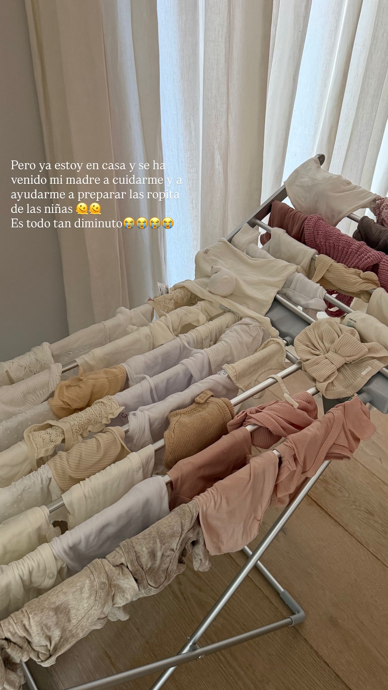 Luna Serrat muestra el tendedero con la ropa de sus mellizas