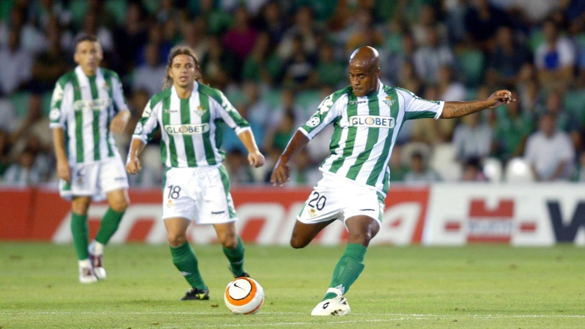 Marcos Assunçao jugando la previa de la Champions League con el Real Betis en la temporada 2005/2006