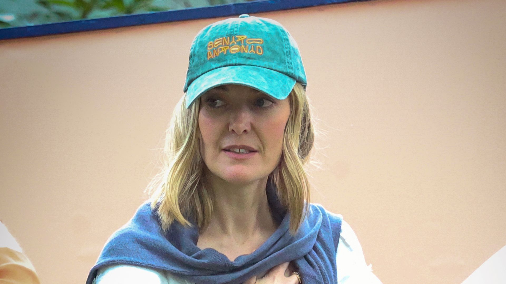Marta Ortega con la gorra de la colección de Bad Bunny