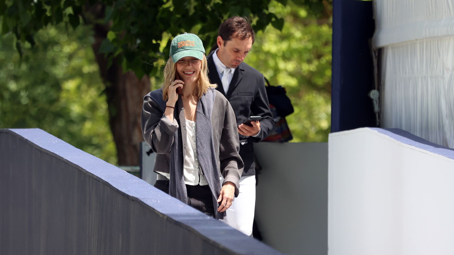 Marta Ortega con la gorra de la nueva colección de Zara y Bad Bunny