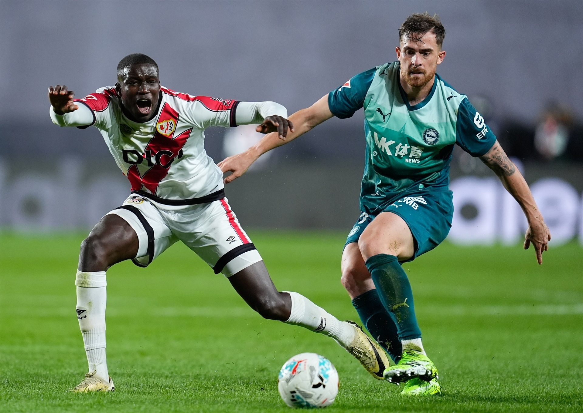 Nobel Mendy y Toni Martínez en el partido de la primera vuelta entre Rayo Vallecano y Alavés