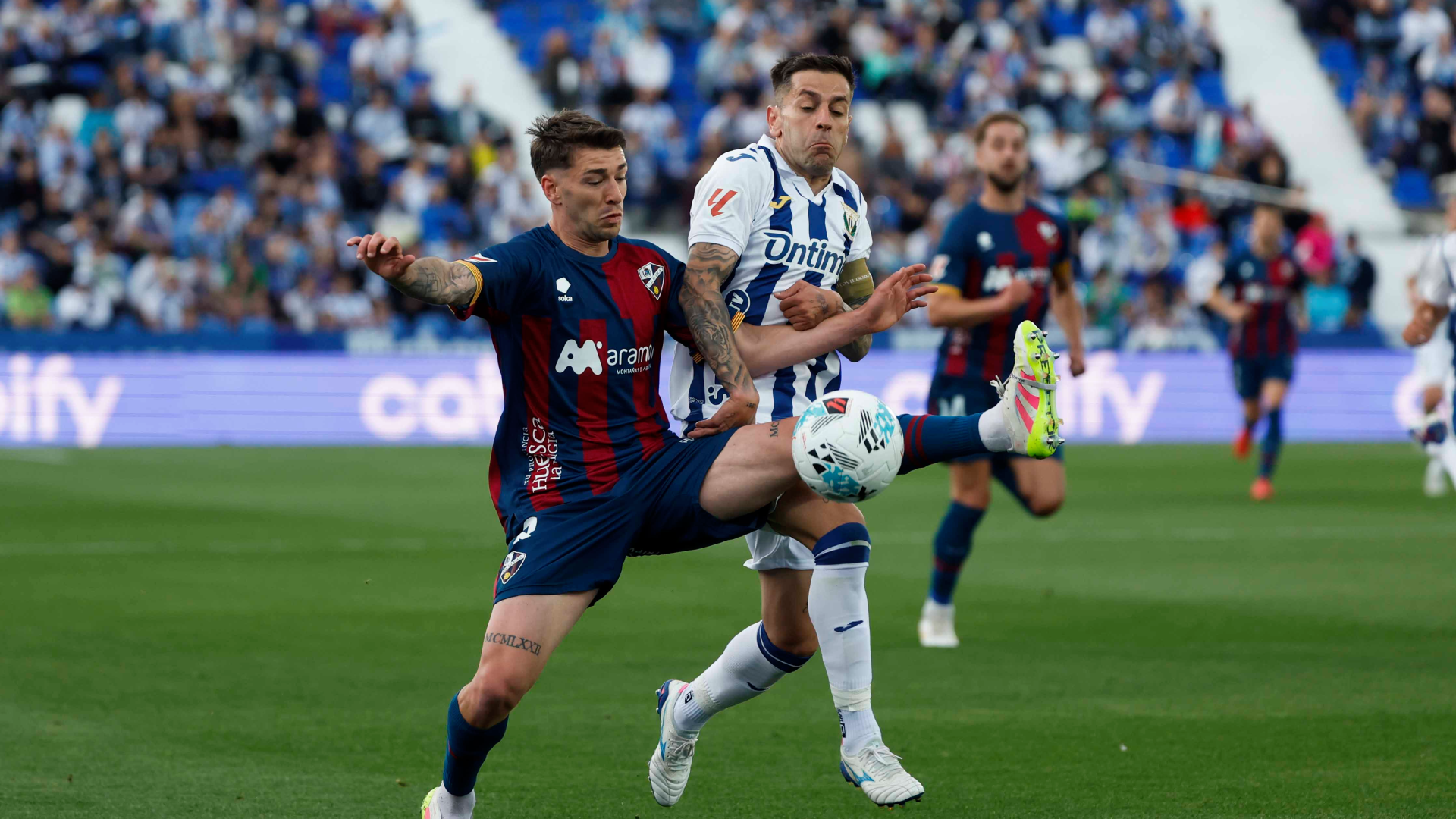 Pugna de balón en el Leganés-Huesca