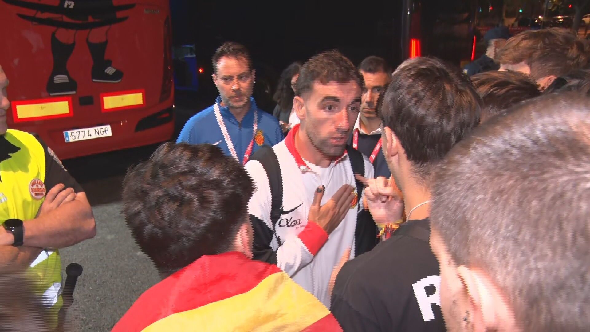 Sergi Darder da la cara ante los aficionados tras perder contra el Levante