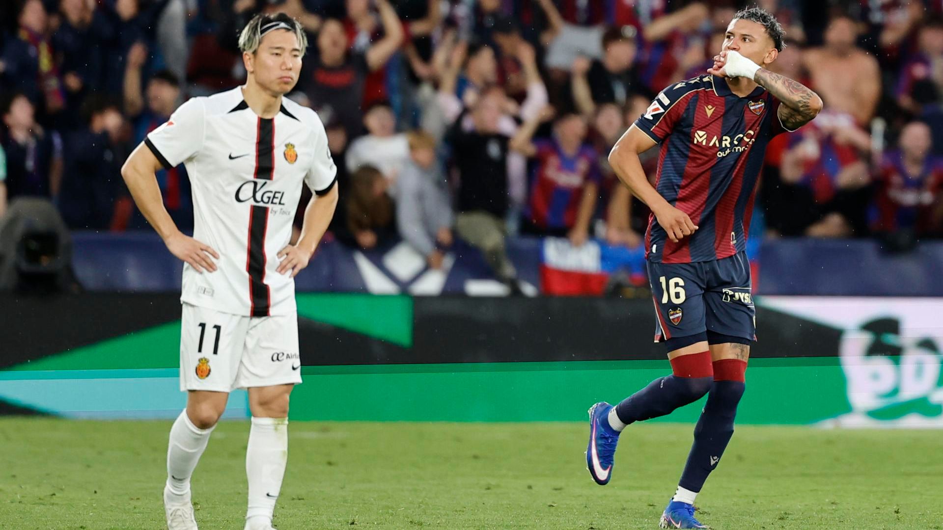 Takuma Asano, con los brazos en la cintura mientras Kervin Arriaga celebra su gol Takuma Asano, con los brazos en la cintura mientras Kervin Arriaga celebra su gol