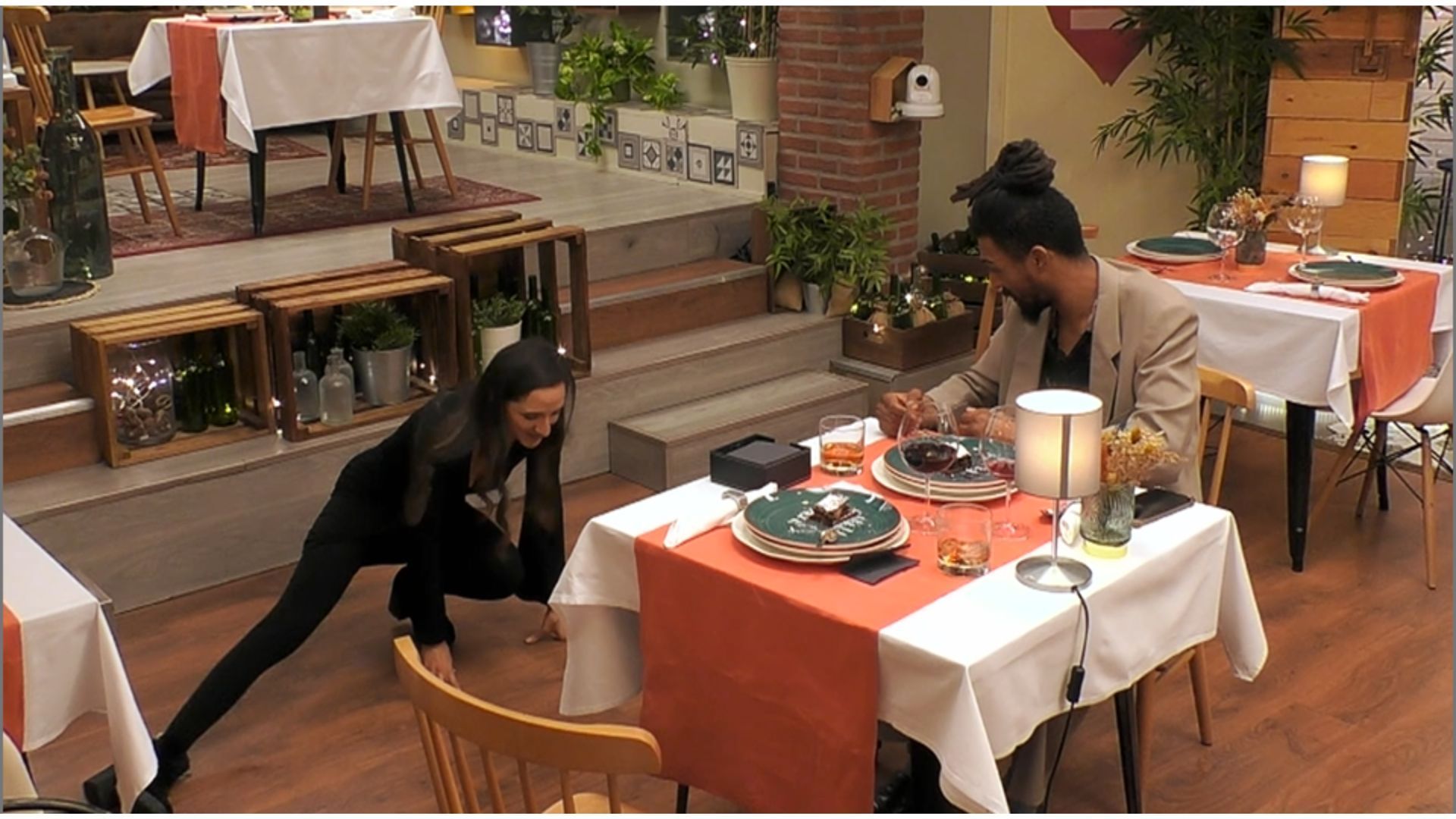 Una soltera sorprende a su cita con un baile breakdance en plena cena: "Es el paso estelar"