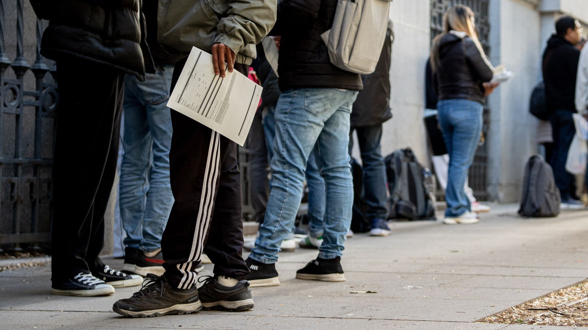 Varias personas hacen cola para conseguir el certificado de vulnerabilidad en una Oficina de Asistencia en Materia de Registro en Madrid Varias personas hacen cola para conseguir el certificado de vulnerabilidad en una Oficina de Asistencia en Materia de Registro en Madrid