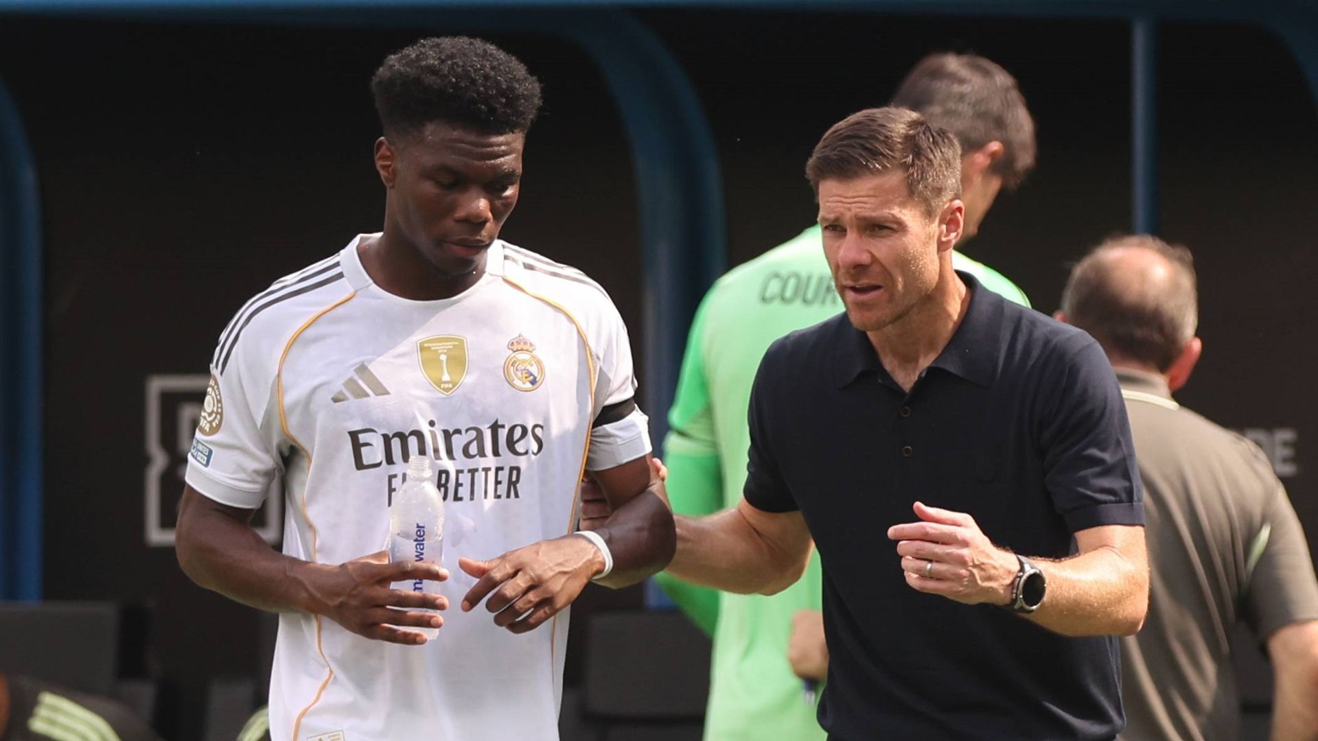 Xabi Alonso da instrucciones a Aurélien Tchouaméni en el Real Madrid