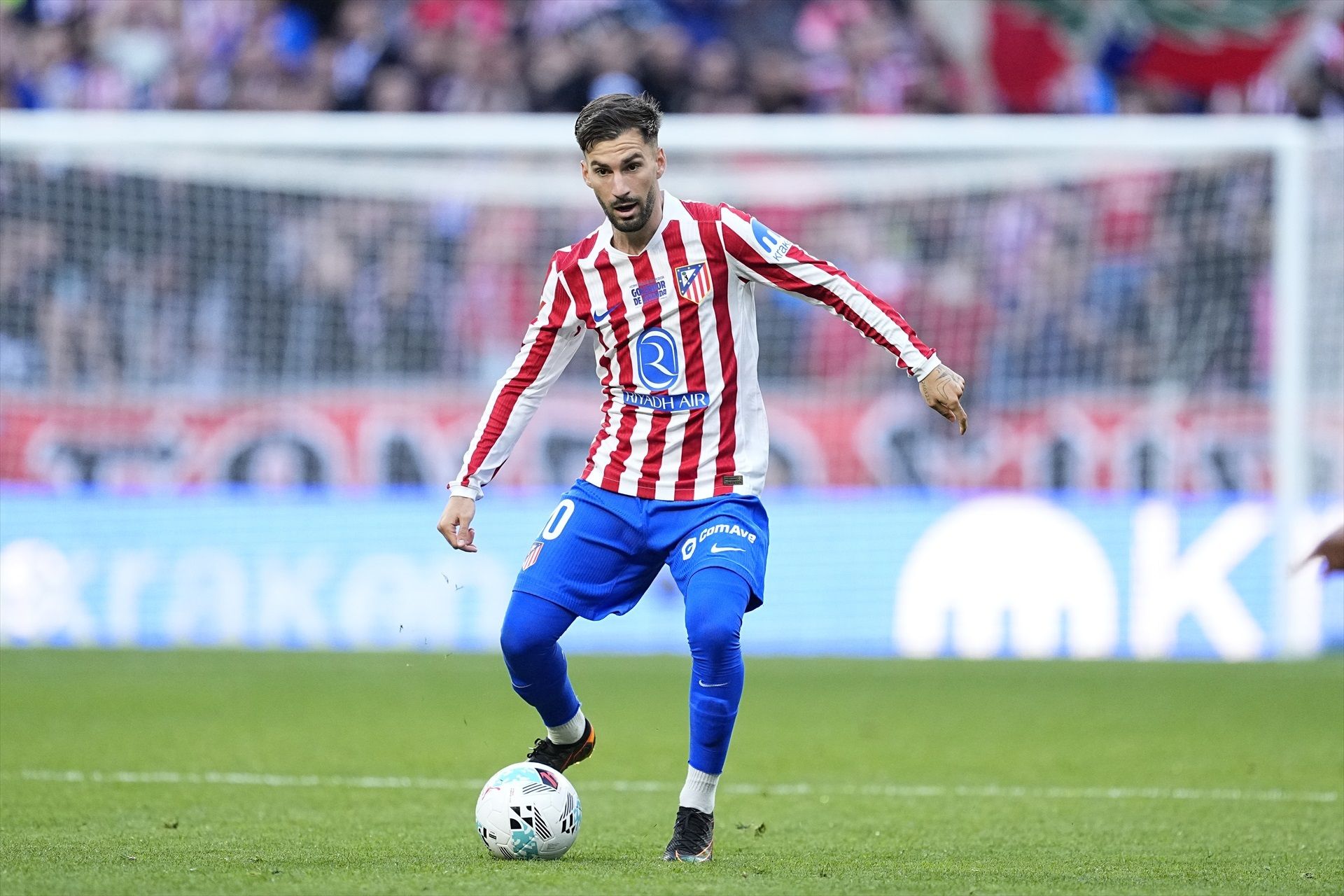 Álex Baena durante un partido del Atlético de Madrid esta temporada