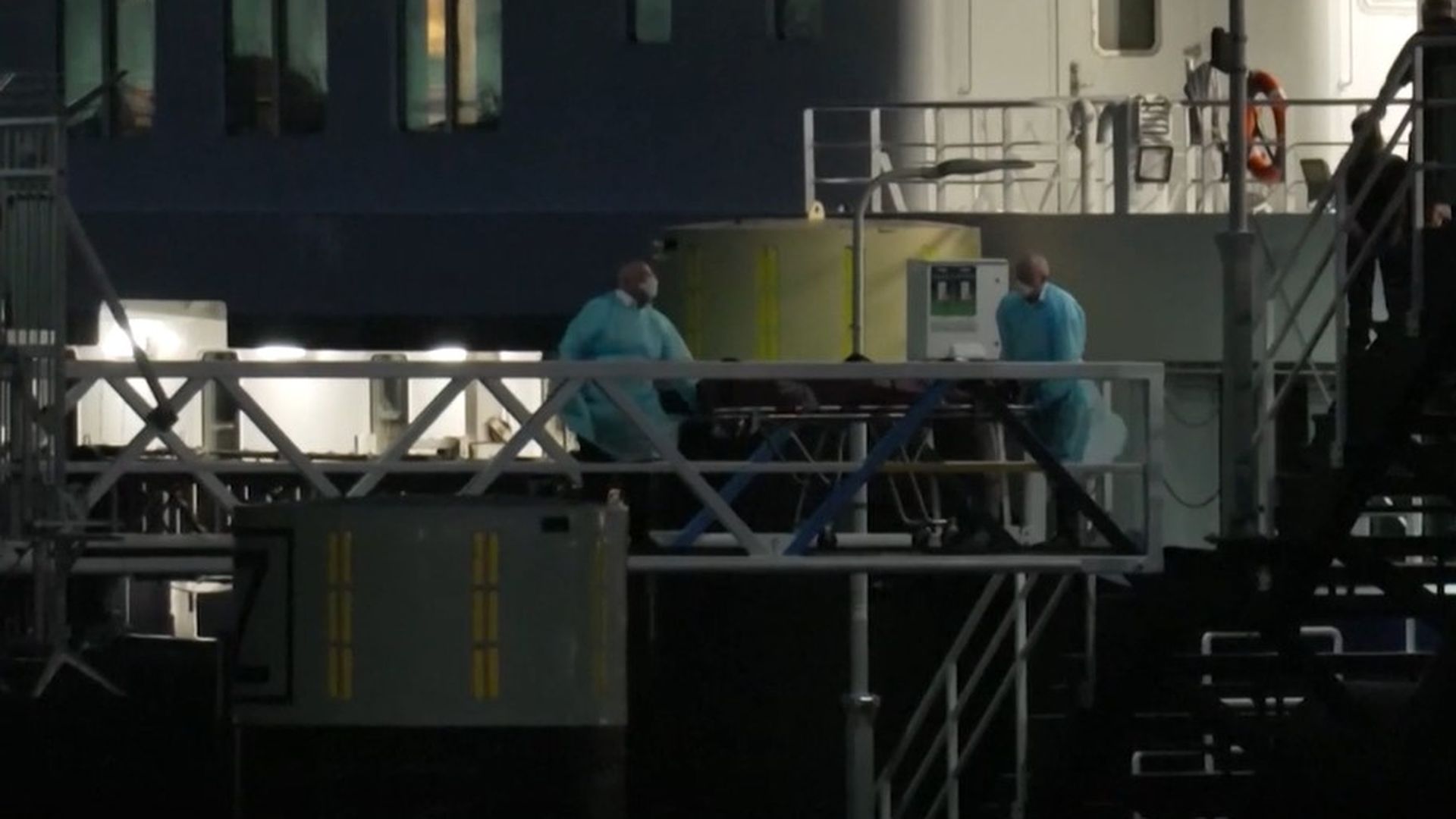 Así ha sido el desembarco del cadáver de la mujer muerta por hantavirus en el MV Hondius