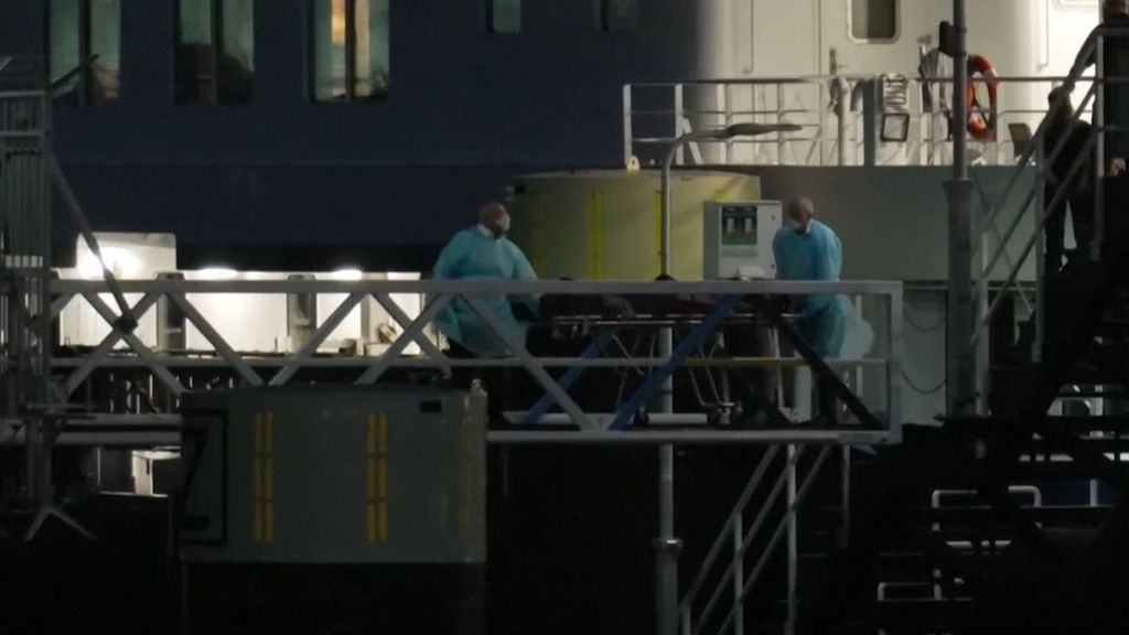 Así ha sido el desembarco del cadáver de la mujer muerta por hantavirus en el MV Hondius