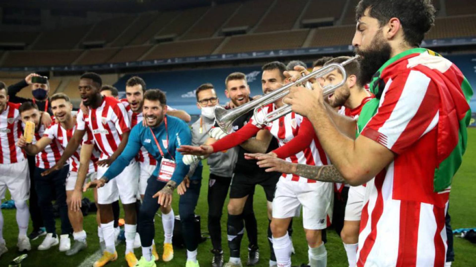Asier Villalibre tocando para el Athletic en La Cartuja