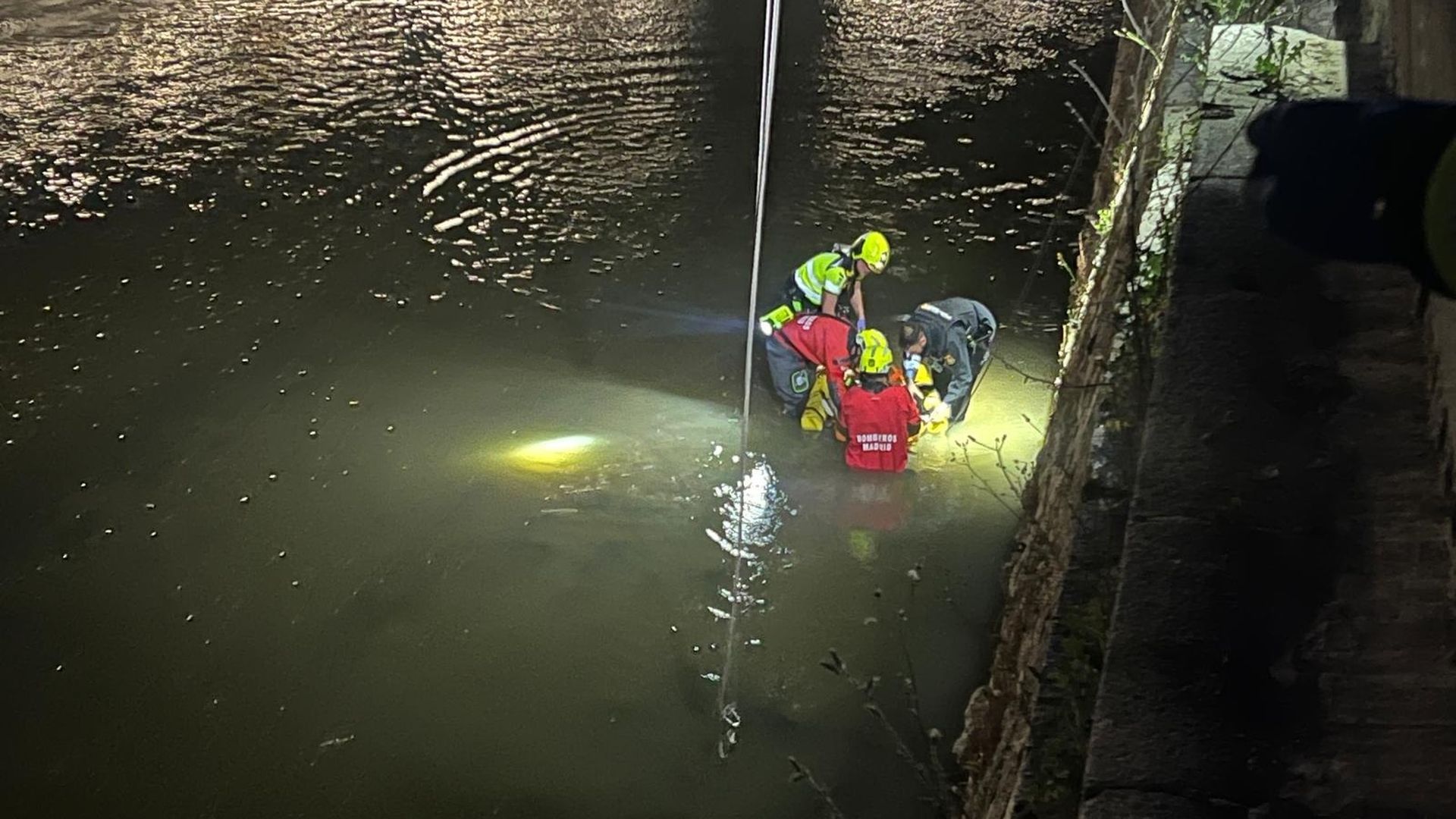 Bomberos rescatan a una mujer tras caer al río Manzanares, Madrid
