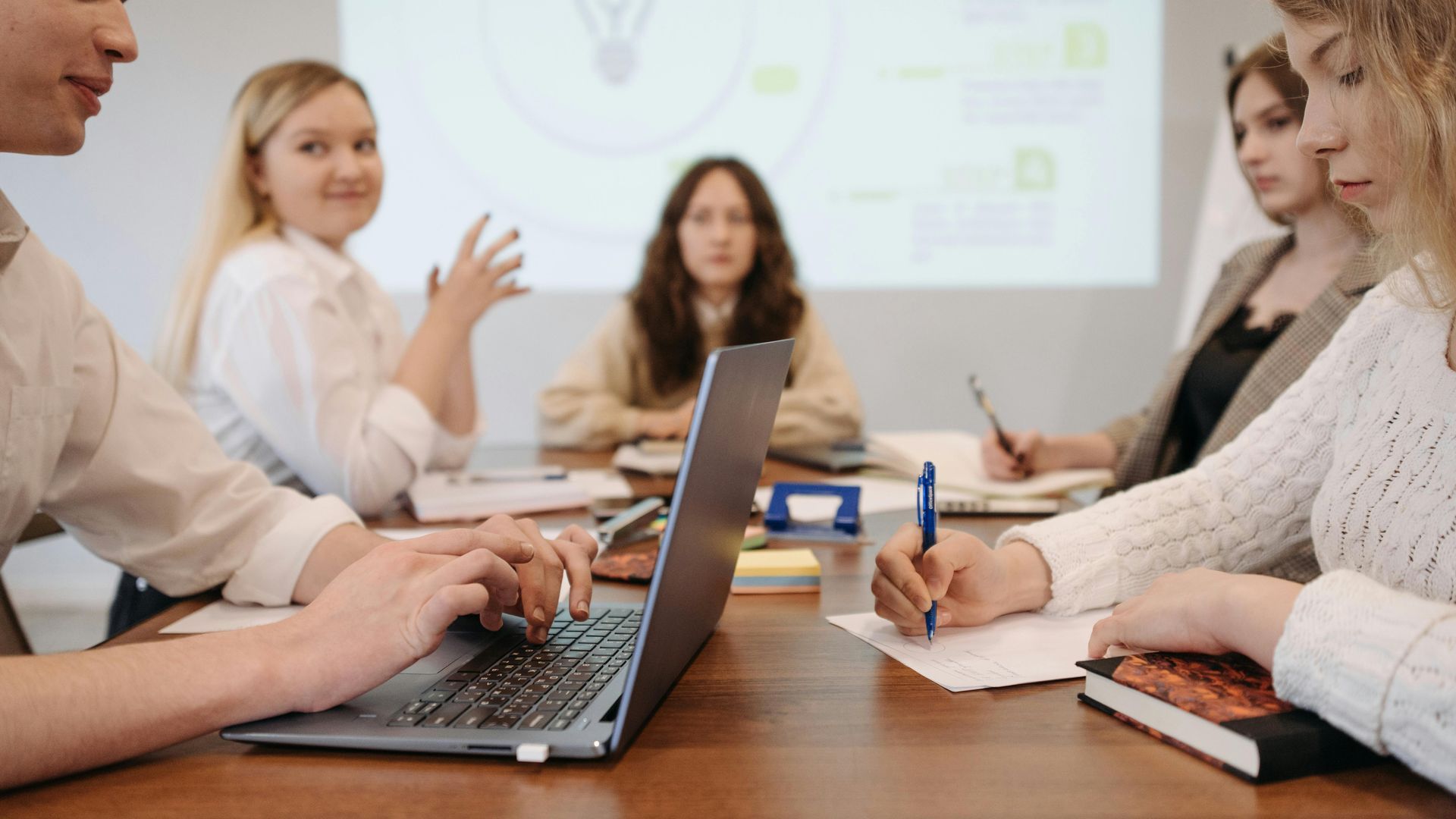 Distintas personas en una formación Distintas personas en una formación