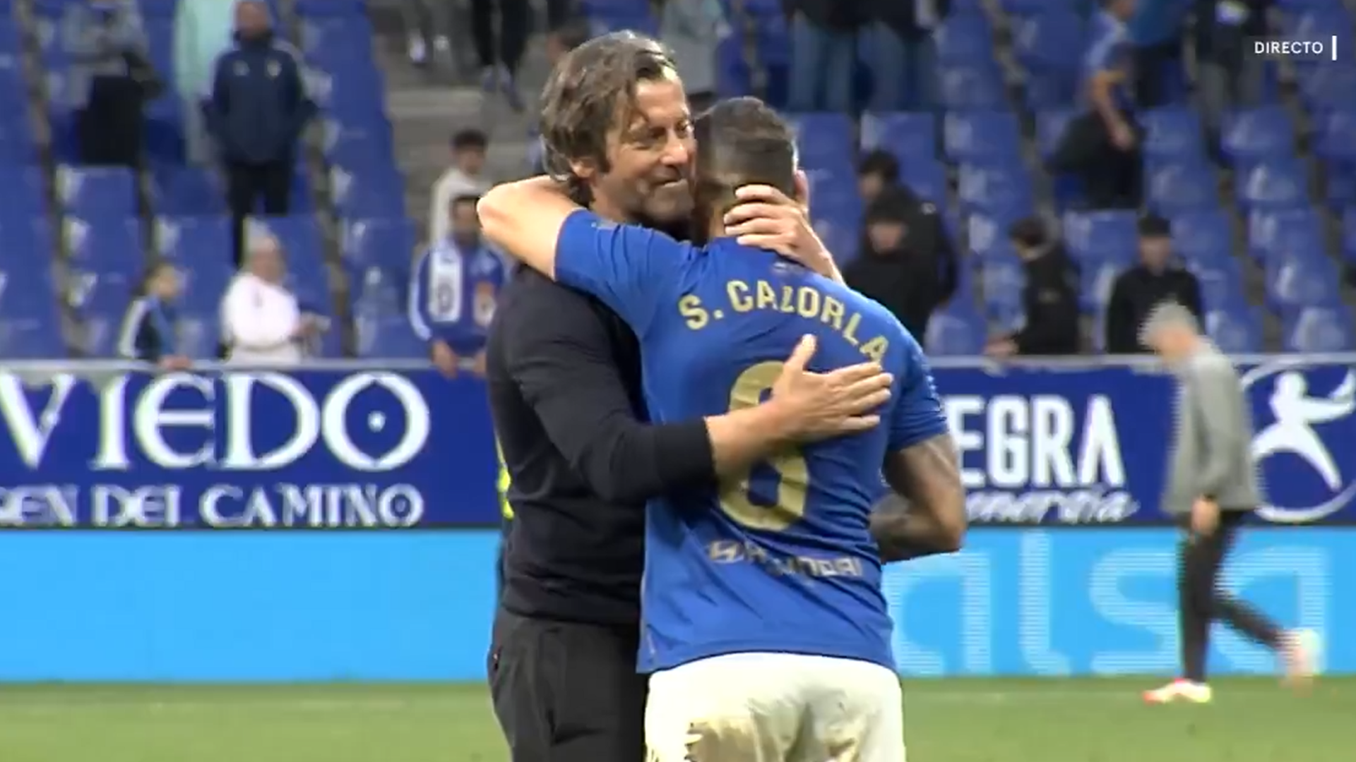 El técnico babazorro y la leyenda carbayona, juntos sobre el césped El técnico babazorro y la leyenda carbayona, juntos sobre el césped