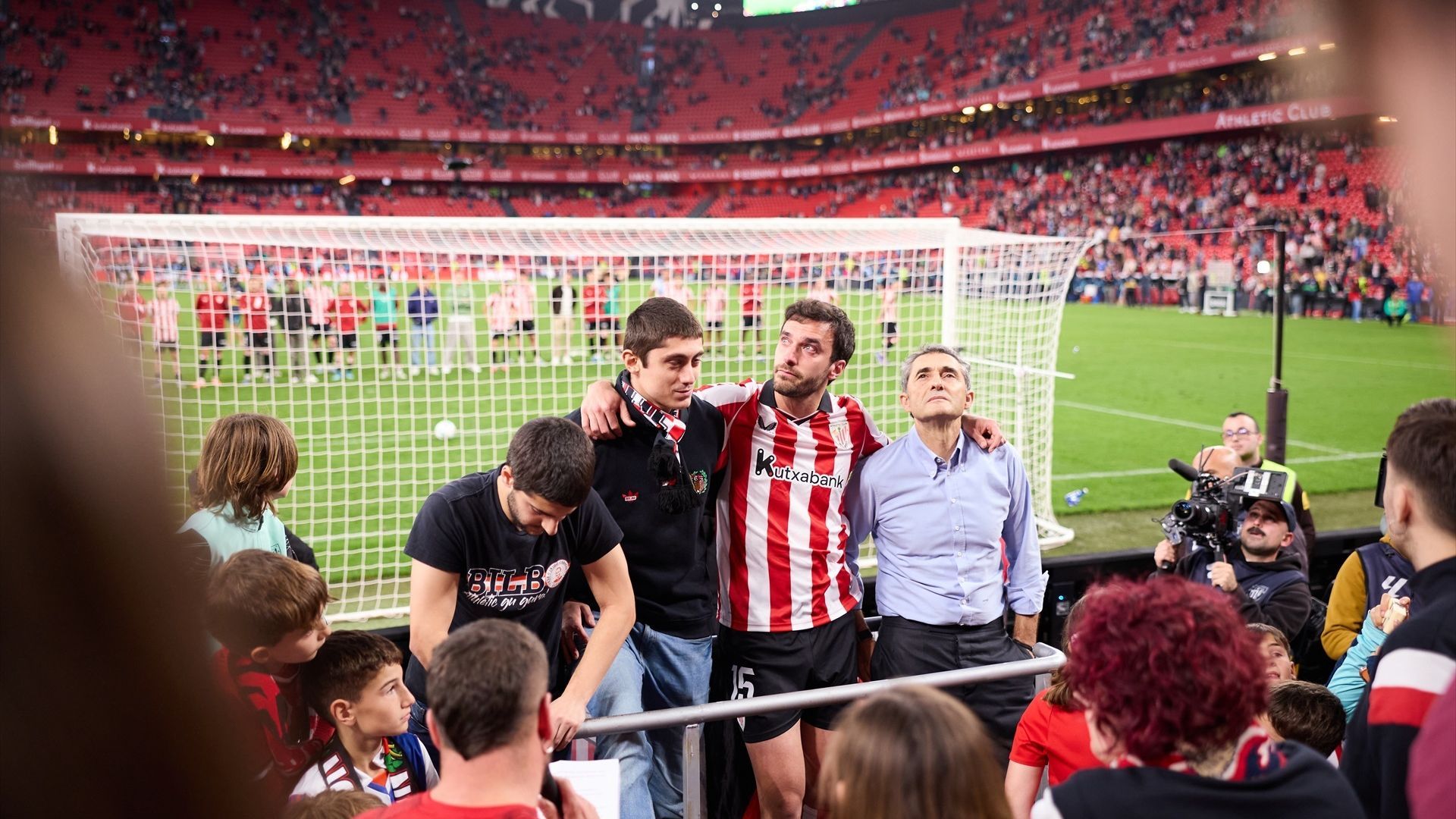 Ernesto Valverde e Iñigo Lekue en la grada de animación de San Mamés