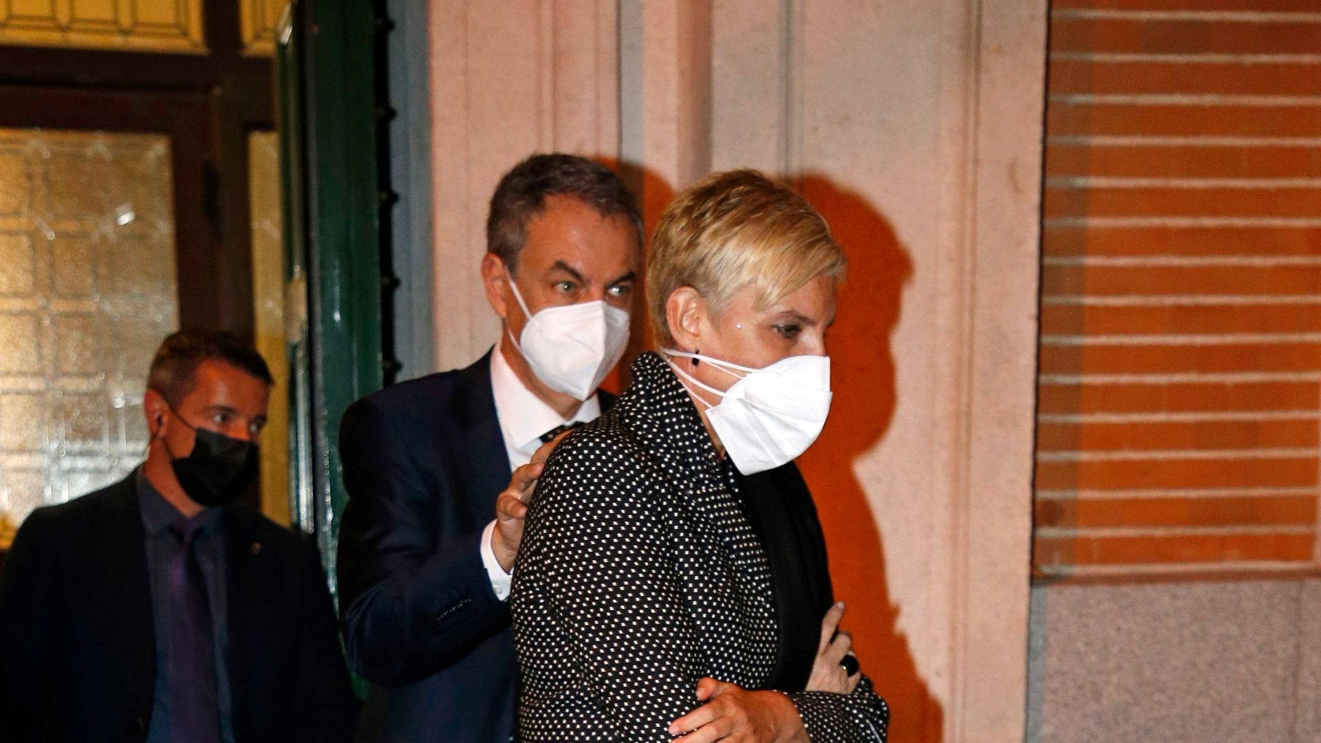 Sonsoles y su marido en la misa funeral en memoria de Carlos Catalán, en 2020