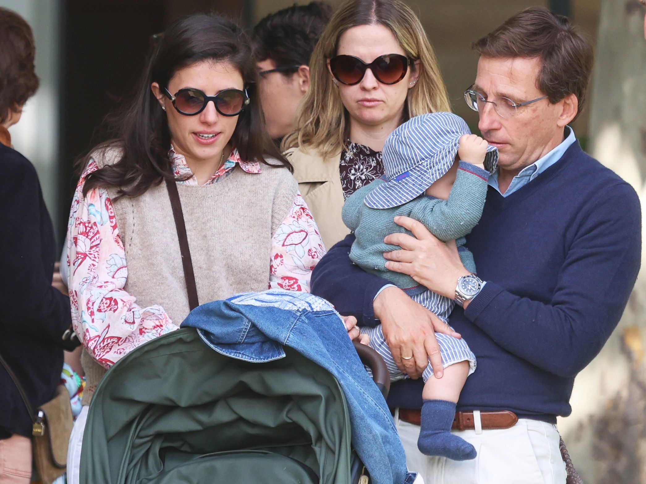 EuropaPress_7531601_jose_luis_martinez_almeida_teresa_urquijo_hijo_lucas_longines_global