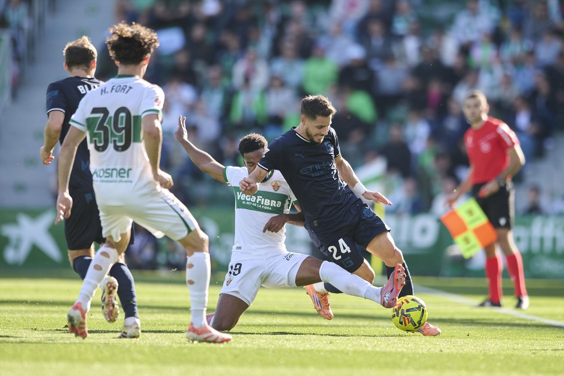 Grady Diangana y Álex Moreno en el Elche - Girona de la primera vuelta