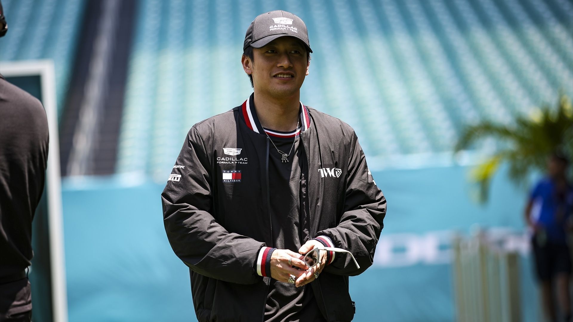 Guanyu Zhou, tercer piloto de Cadillac, llegando al paddock del Gran Premio de Miami