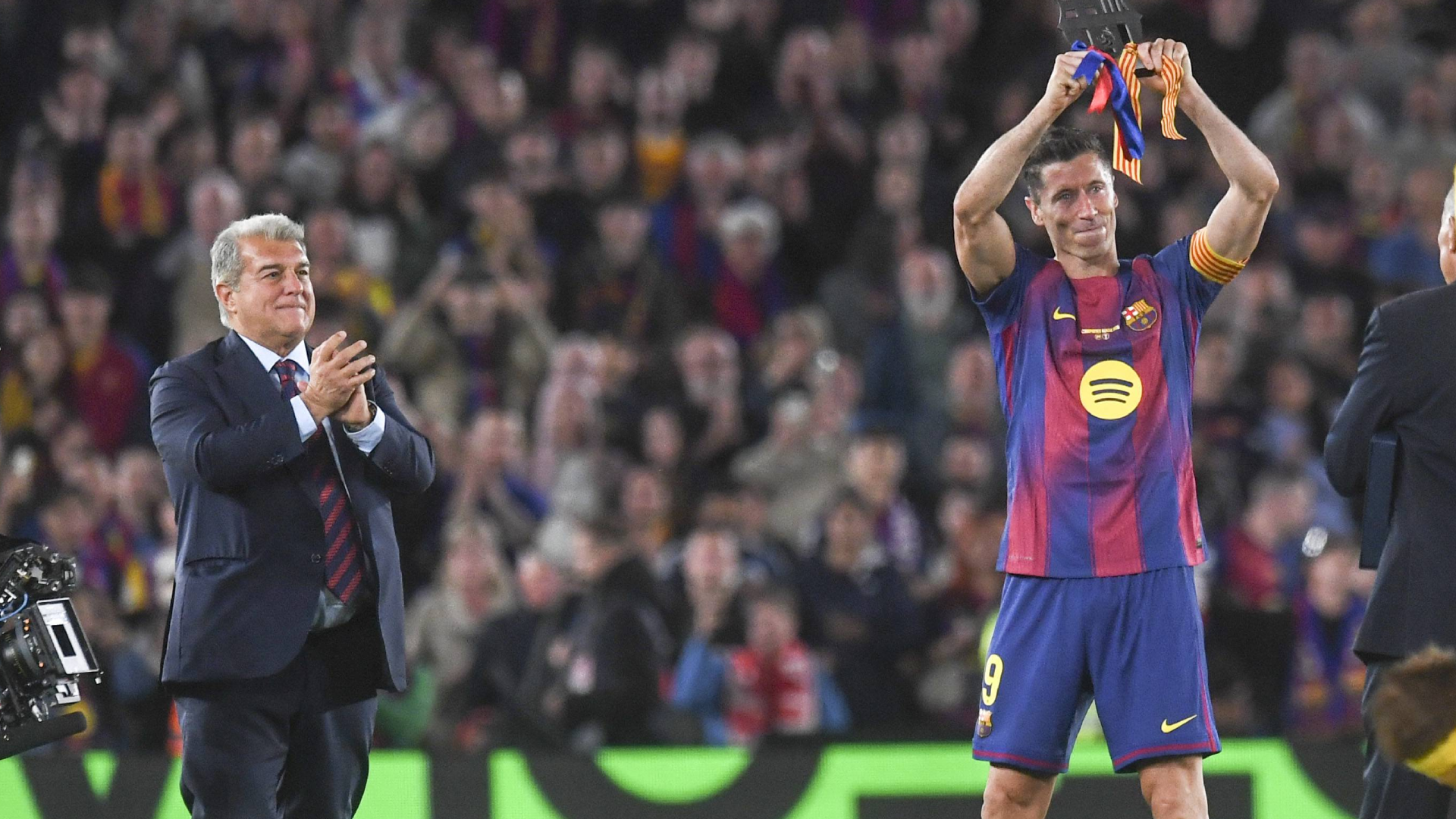 Joan Laporta aplaude a Robert Lewandowski en su despedida del Barcelona Joan Laporta aplaude a Robert Lewandowski en su despedida del Barcelona