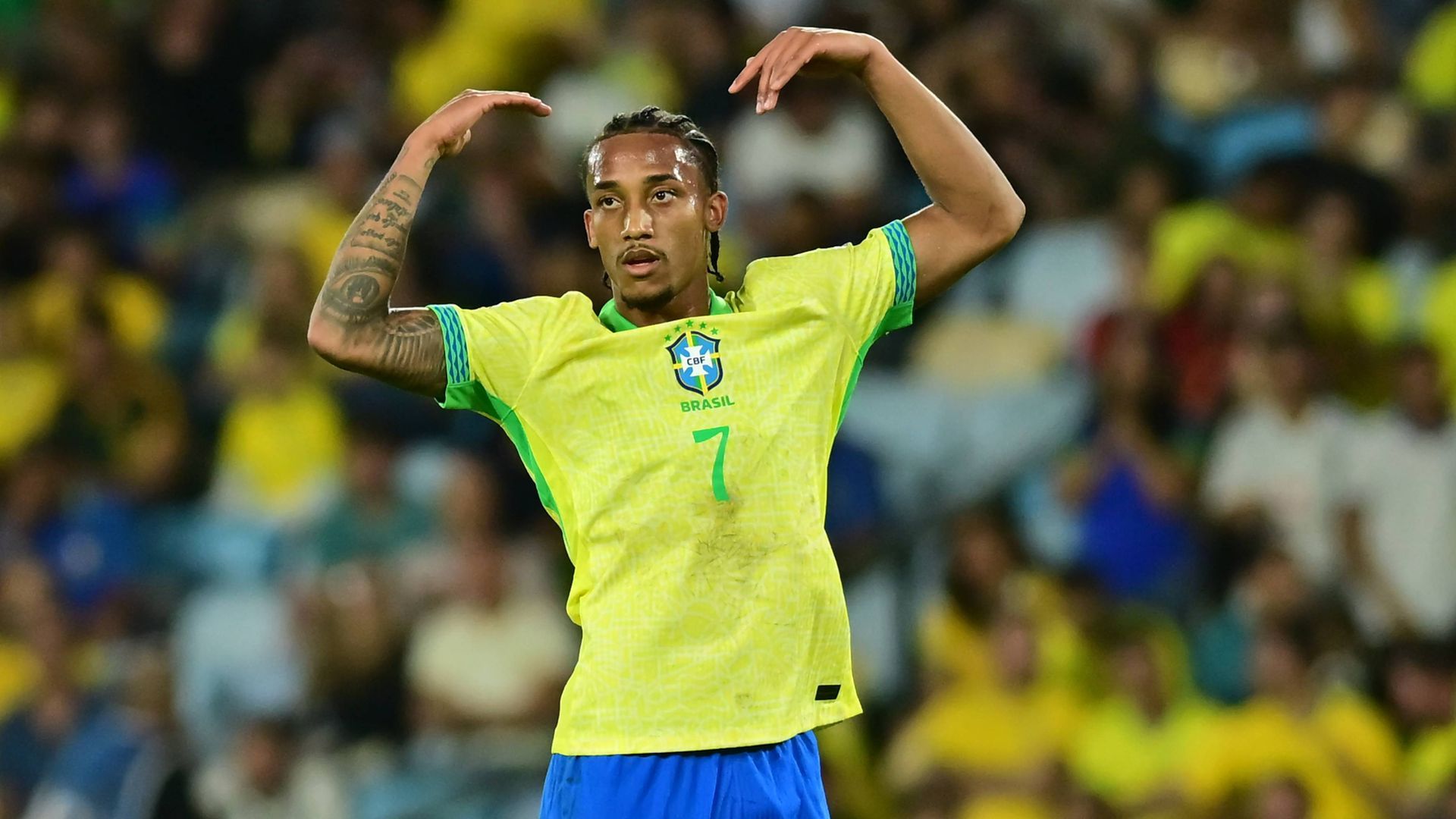Joao Pedro durante un partido con Brasil
