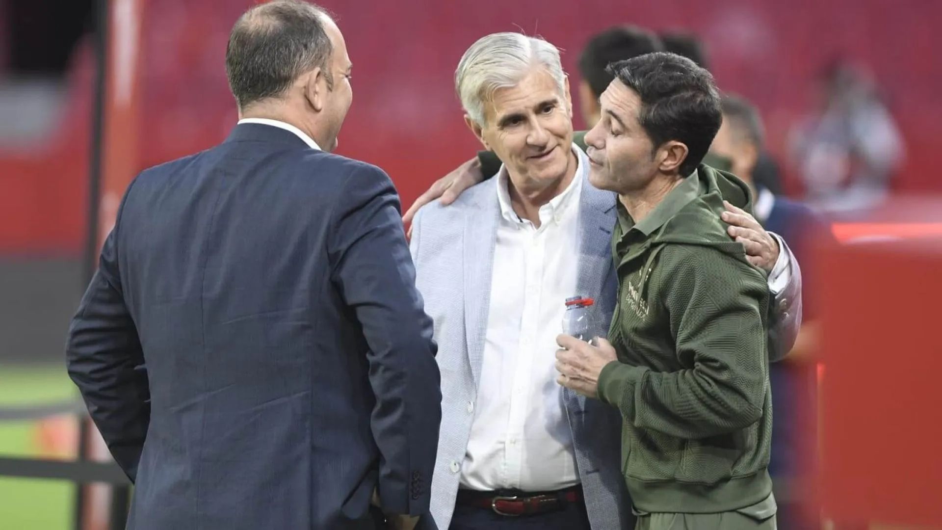 José Ignacio Navarro y Antonio Cordón saludan a Marcelino antes del Sevilla - Villarreal