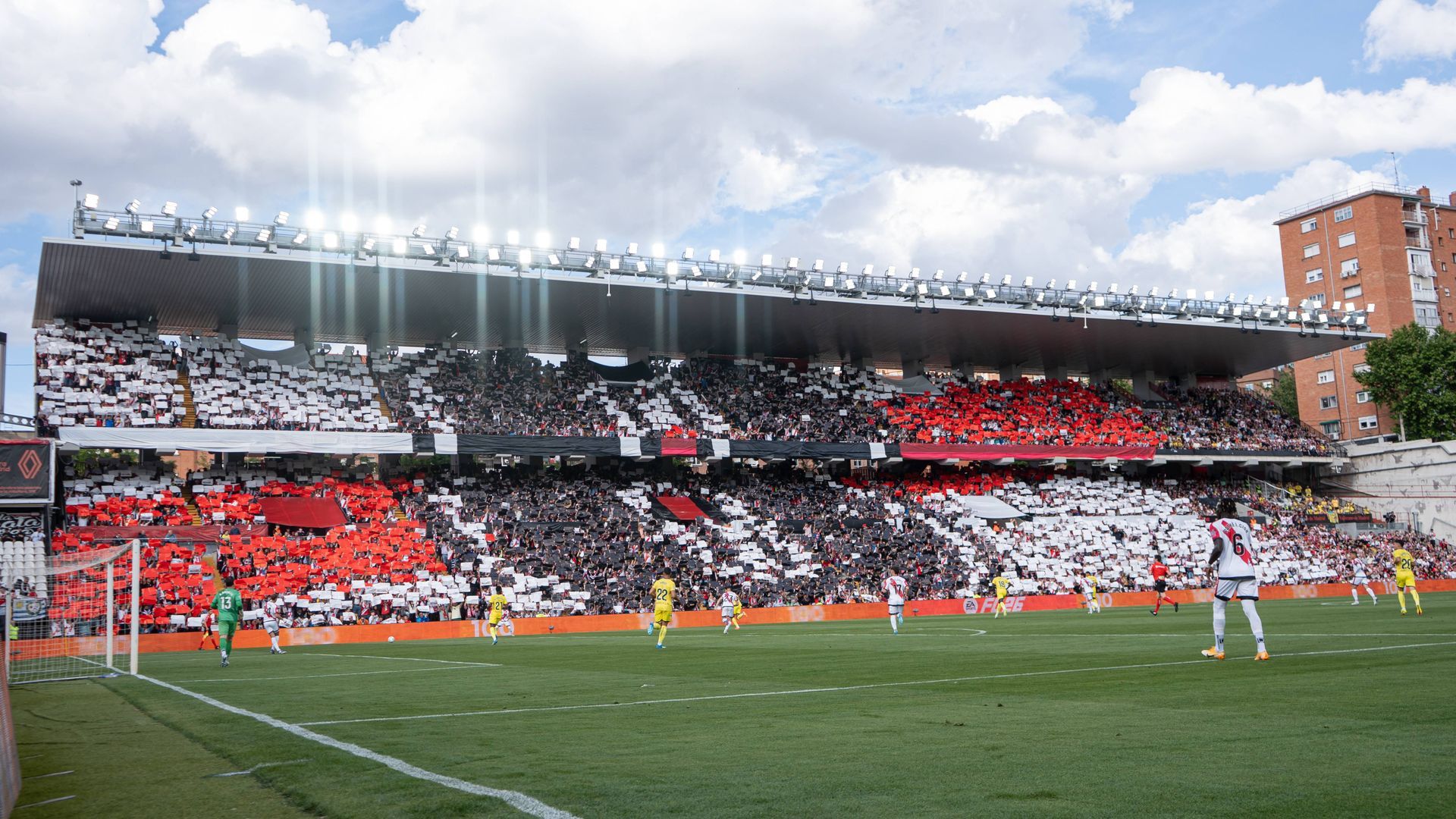 La afición del Rayo con su tifo a Trejo