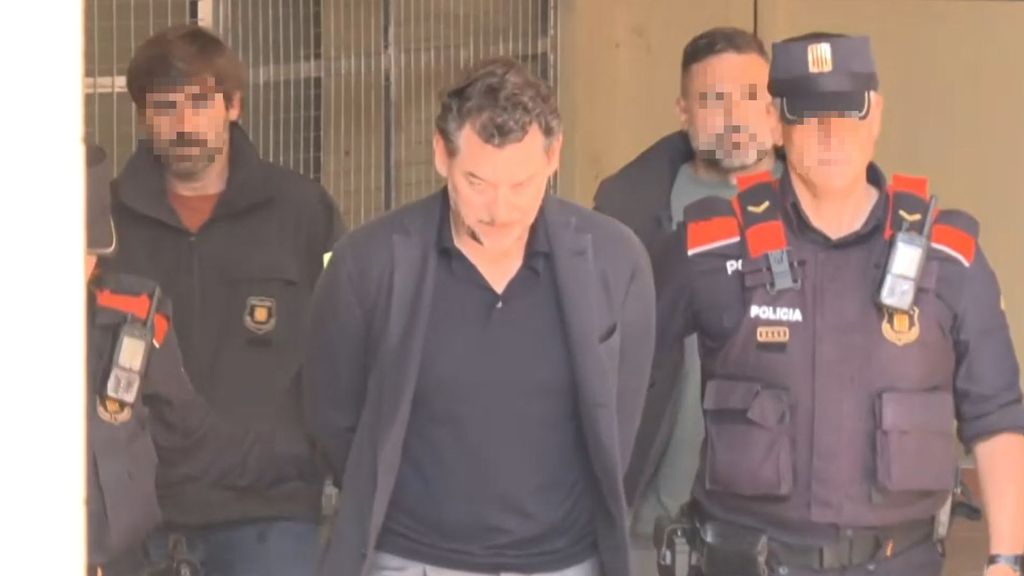 La imagen de Jonathan Andic tras su arresto por la muerte del fundador de Mango: esposado y cabizbajo en los juzgados de Martorell