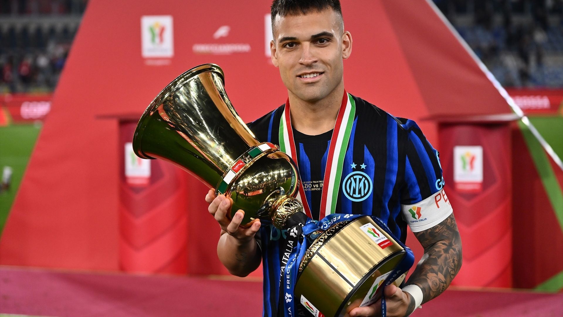 Lautaro Martínez, con el título de la Coppa Italia Lautaro Martínez, con el título de la Coppa Italia
