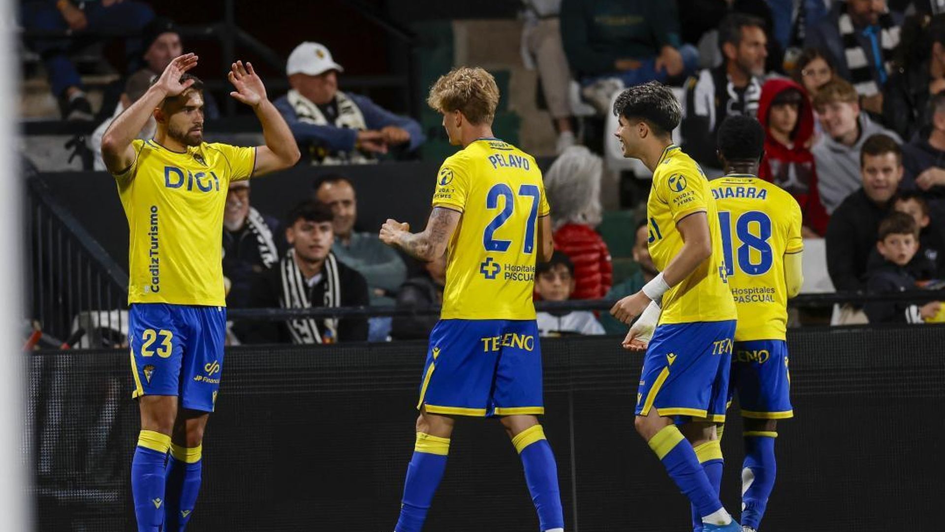Los jugadores del Cádiz celebran el gol de Pelayo