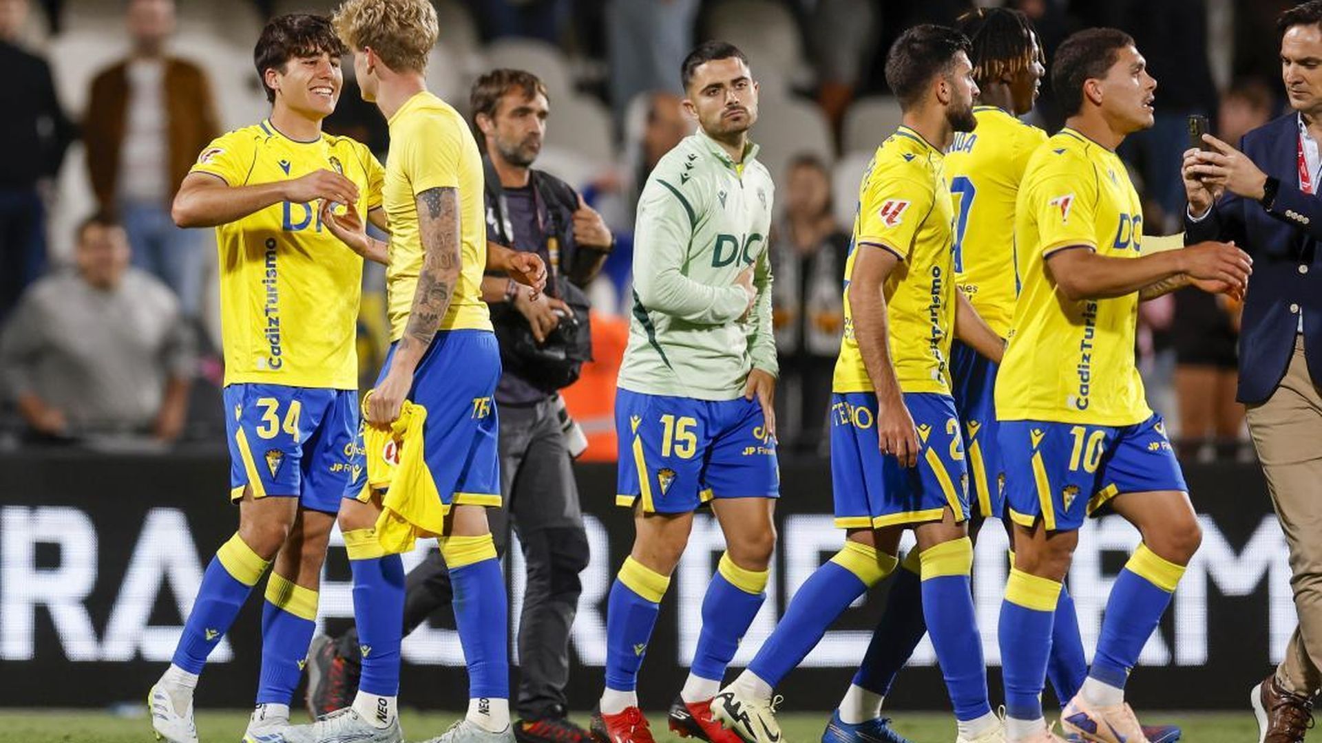 Los jugadores del Cádiz, tras un partido