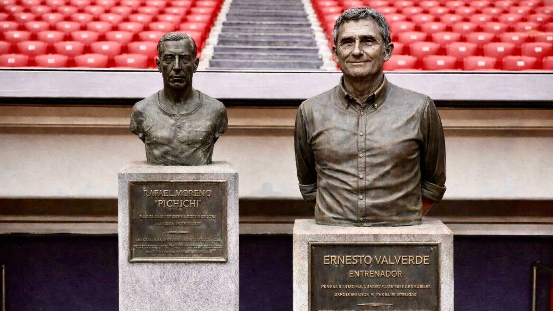 Montaje de un Ernesto Valverde con una estatua junto a Pichichi en San Mamés Montaje de un Ernesto Valverde con una estatua junto a Pichichi en San Mamés