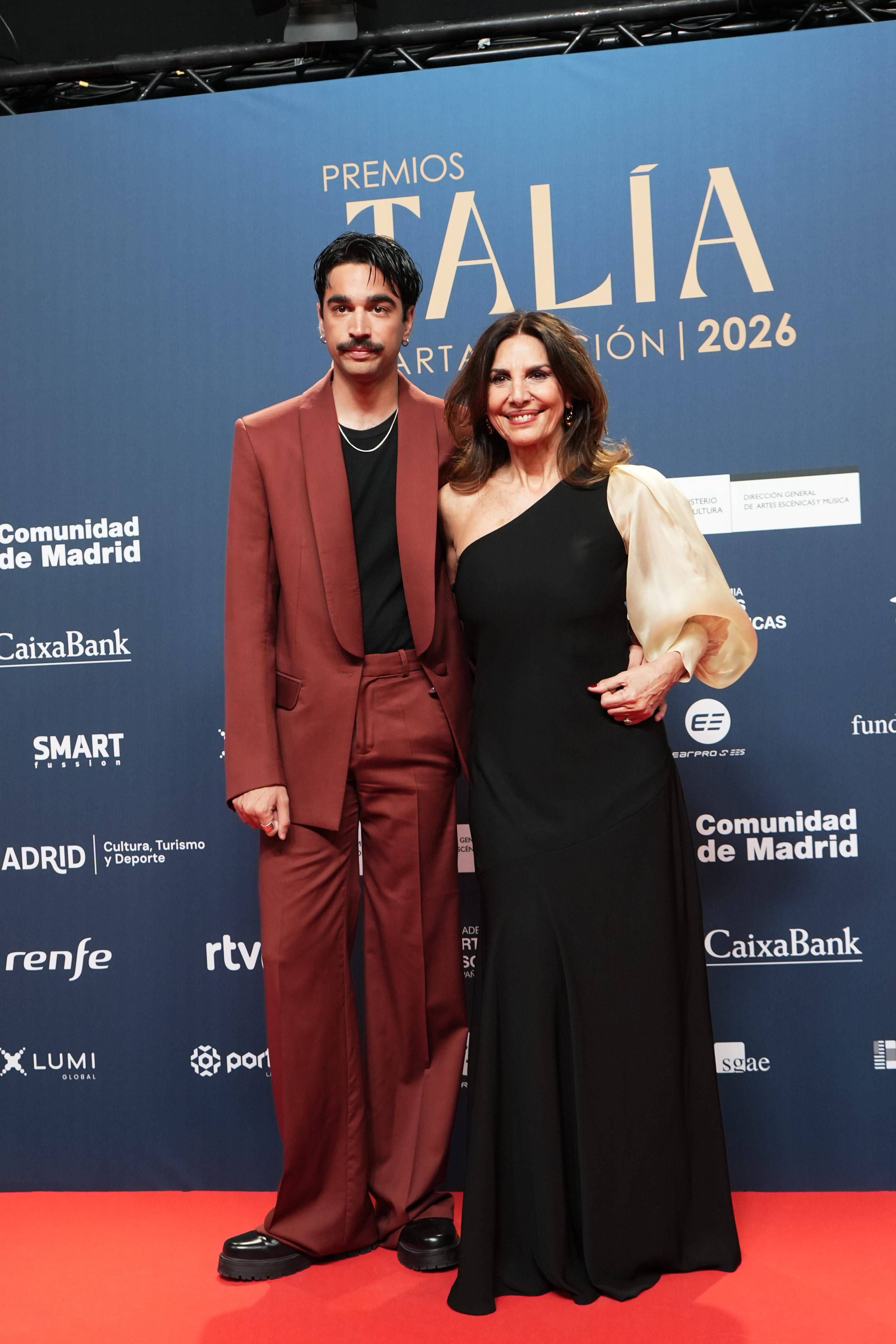 Pastora Vega y su hijo Daniel Arias, en la alfombra roja de los Premios Talía 2026