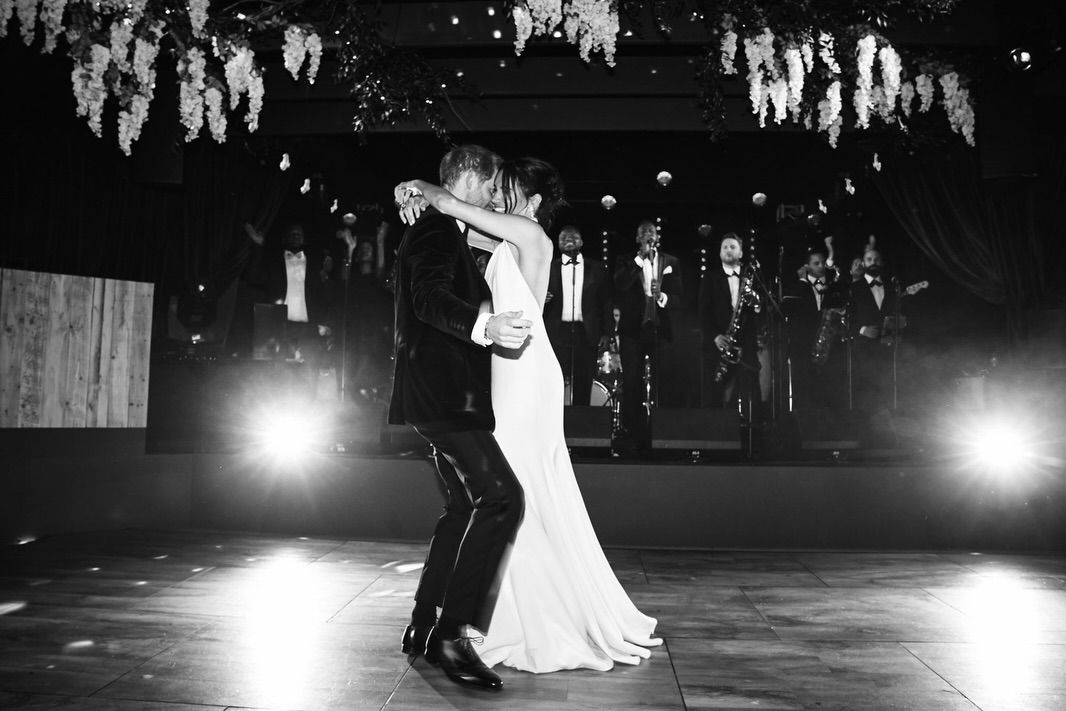 El príncipe Harry y Meghan Markle, en una imagen inédita del baile nupcial